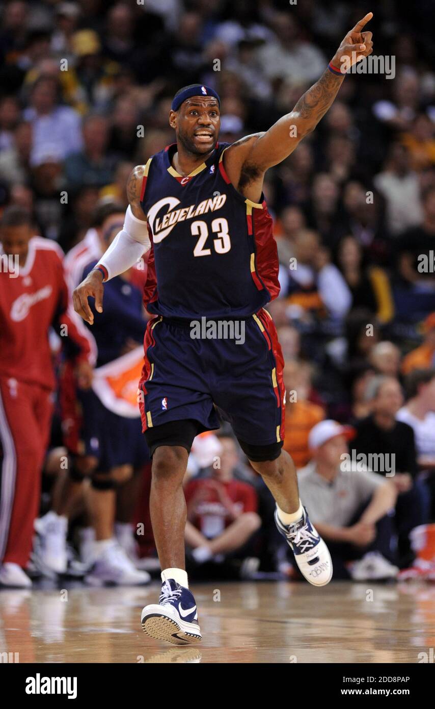 PAS DE FILM, PAS DE VIDÉO, PAS de télévision, PAS DE DOCUMENTAIRE - les gestes LeBron James des Cleveland Cavaliers en jouant contre les Golden State Warriors dans le deuxième trimestre à Oracle Arena à Oakland, CA, Etats-Unis le 23 janvier 2009. Photo de Jose Carlos Fajardo/Contra Costa Times/MCT/ABACAPRESS.COM Banque D'Images