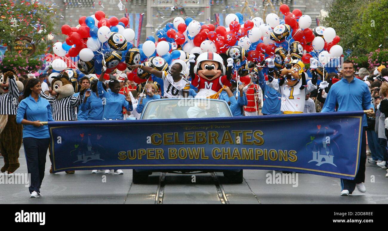 PAS DE FILM, PAS DE VIDÉO, PAS de TV, PAS DE DOCUMENTAIRE - Santonio Holmes, Super Bowl XLIII champion des Steelers de Pittsburgh, célèbre la victoire en 'allant à Disney World' avec une victoire Parade sur main Street USA au Royaume magique à Lake Buena Vista, FL, USA le 2 février 2009. Photo de Red Huber/Orlando Sentinel/MCT)/Cameleon/ABACAPRESS.COM Banque D'Images