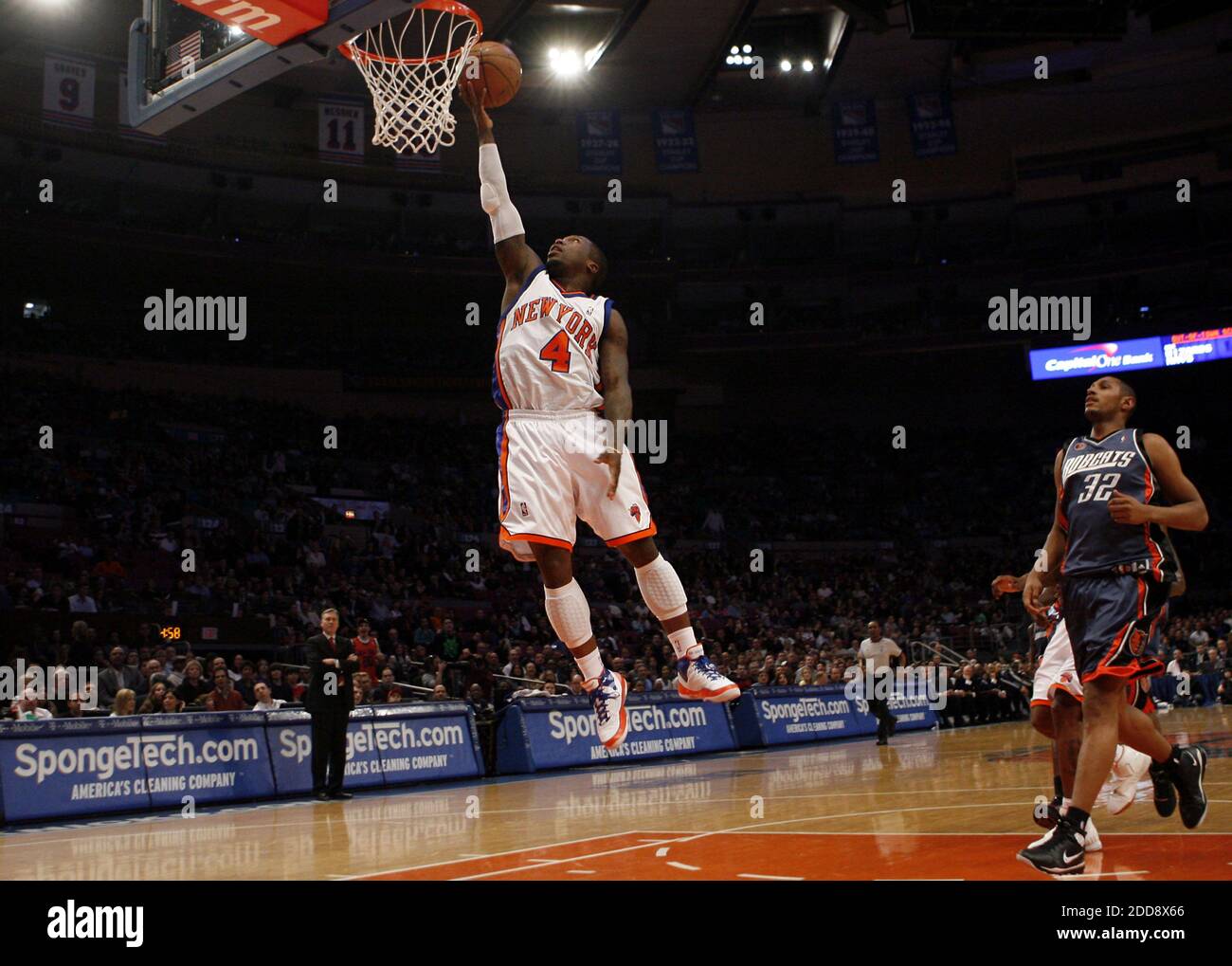 PAS DE FILM, PAS DE VIDÉO, PAS de TV, PAS DE DOCUMENTAIRE - New York Knicks Nate Robinson, à gauche, va dans le panier devant Charlotte Bobcats Boris Diaw lors d'un match de basket-ball NBA à Madison Square Garden à New York City, NY, USA le 7 mars 2009. Photo de Jason DeCrow/Newsday/MCT/Cameleon/ABACAPRESS.COM Banque D'Images