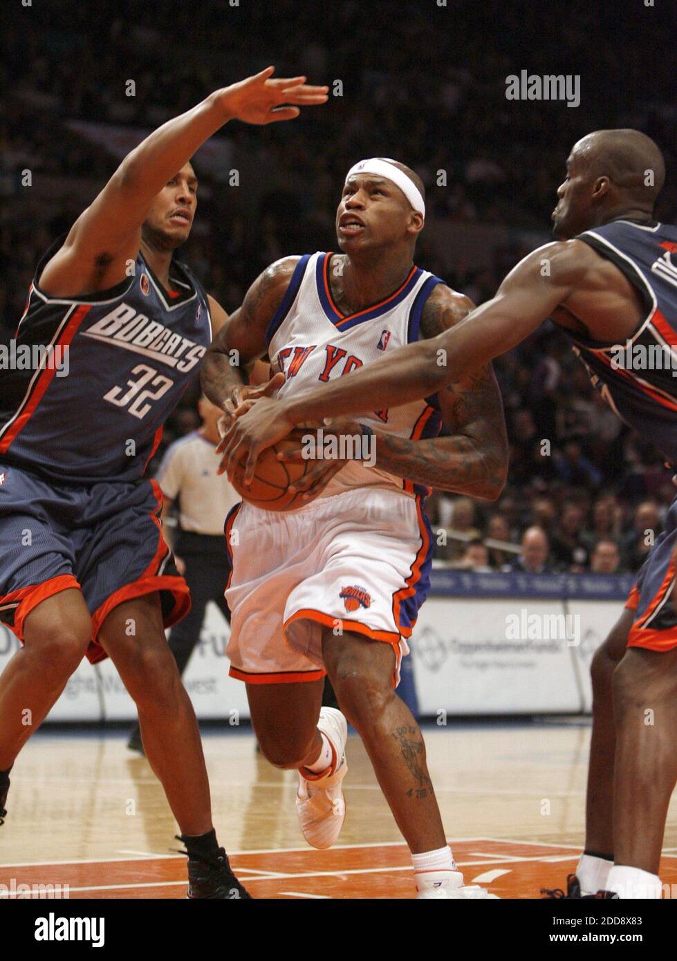 PAS DE FILM, PAS DE VIDÉO, PAS de TV, PAS DE DOCUMENTAIRE - New York Knicks Al Harrington, centre, conduit au panier entre Charlotte Bobcats Boris Diaw, à gauche, et Emeka Okafor lors d'un match de basket-ball NBA à Madison Square Garden à New York City, NY, USA le 7 mars 2009. Photo de Jason DeCrow/Newsday/MCT/Cameleon/ABACAPRESS.COM Banque D'Images