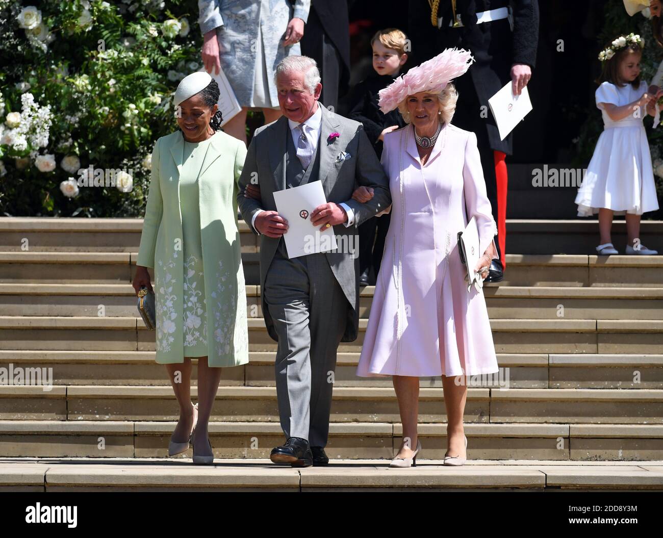 La mère de Meghan, Doria Ragland (L), le prince Charles (C) et Camilla (R)  la duchesse de Cornwall quittent la chapelle Saint-Georges au château de  Windsor après la cérémonie de mariage royale