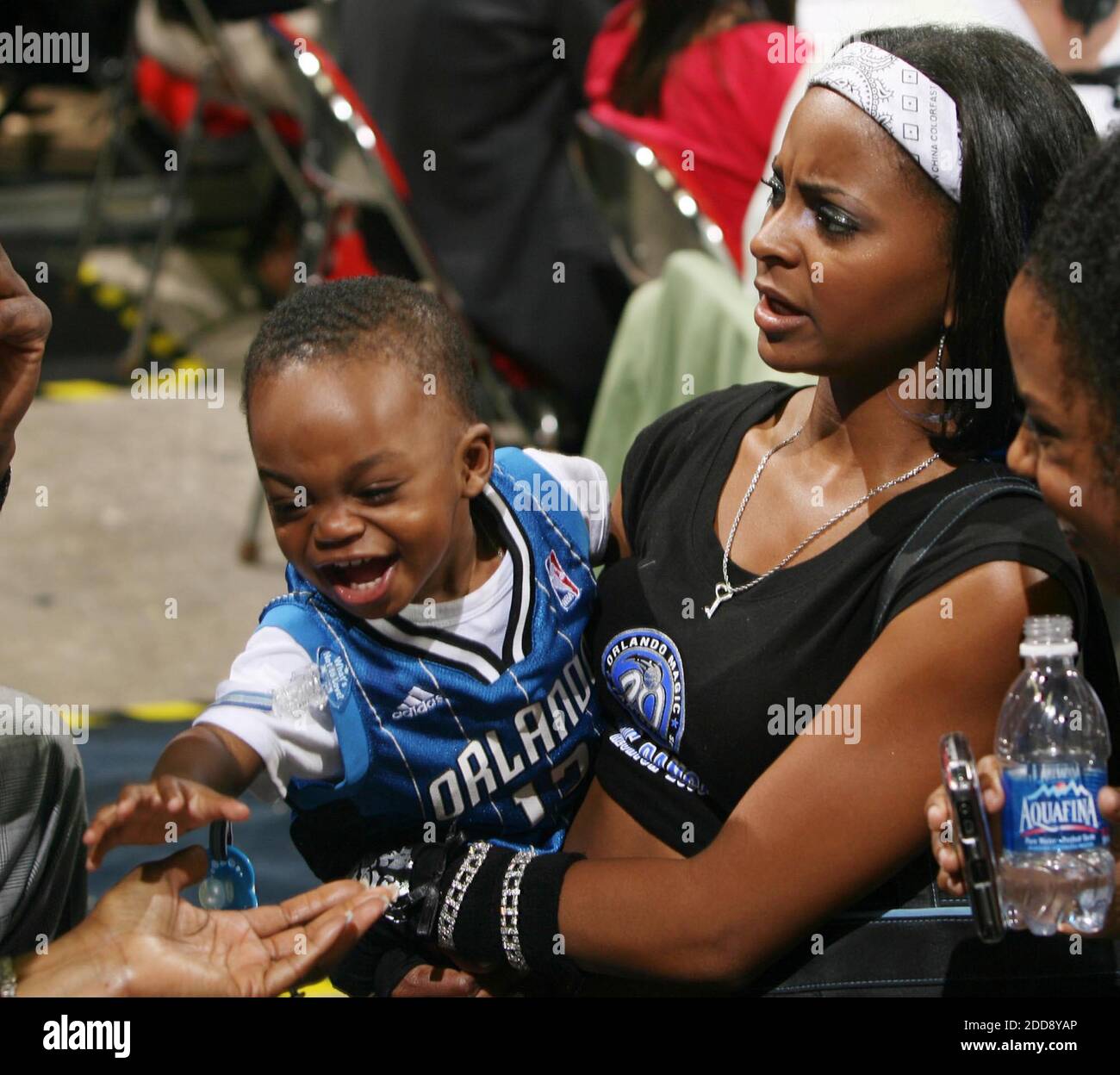 PAS DE FILM, PAS DE VIDÉO, PAS de TV, PAS DE DOCUMENTAIRE - Royce Reed, ancienne danseuse de la magie d'Orlando, tient son fils Braylon Reed dans les stands pendant le jeu de basket-ball Utah Jazz à Orlando Magic NBA à l'Amway Arena à Orlando, FL, USA le 15 mars 2009. Orlando Magic a gagné 105-87. Photo de Stephen M. Dowell/Orlando Sentinel/MCT/ABACAPRESS.COM Banque D'Images