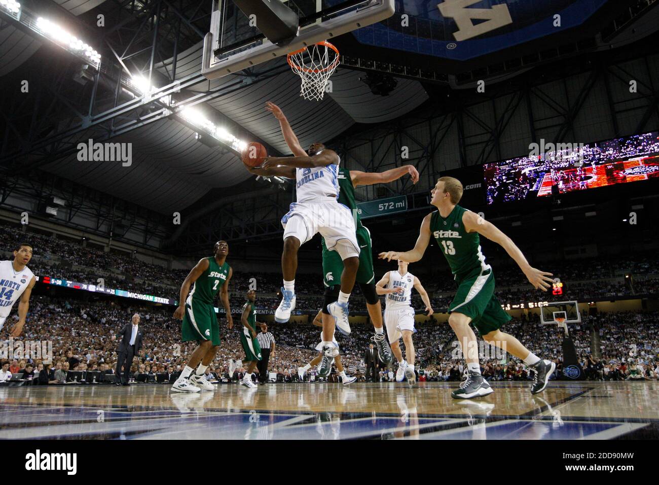 PAS DE FILM, PAS DE VIDÉO, PAS de télévision, PAS DE DOCUMENTAIRE - Ty Lawson (5) de Caroline du Nord tente de se faire tirer contre Goran Sutton de l'État du Michigan pendant la deuxième moitié du championnat de basket-ball masculin NCAA 2009 à Ford Field à Detroit, MI, États-Unis le 6 avril 2009. Photo de Mark Cornelison/Lexington Herald-leader/MCT/Cameleon/ABACAPRESS.COM Banque D'Images