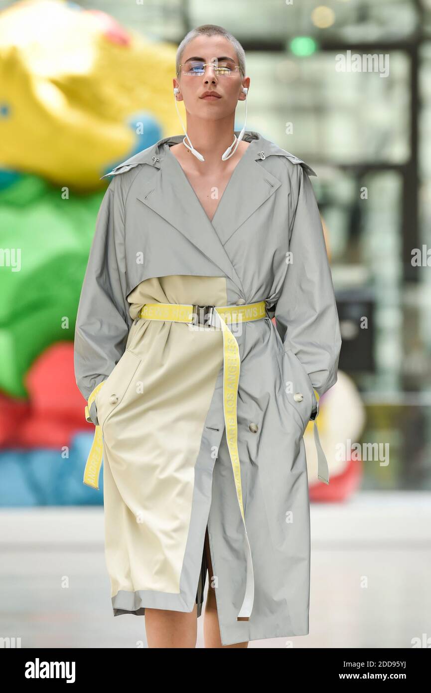 Un modèle marche sur la piste lors du salon Andrea crews pour hommes  Printemps/été 2019 dans le cadre de la semaine de la mode de Paris le 23  juin 2018 à Paris,