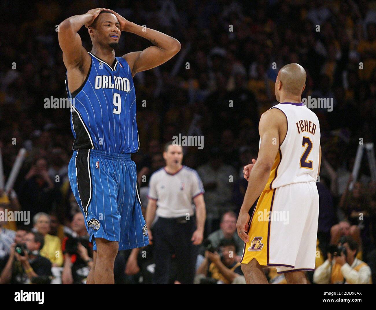 PAS DE FILM, PAS DE VIDÉO, PAS de TV, PAS DE DOCUMENTAIRE - le film de magie d'Orlando Rashard Lewis (9) se lamente dans le quatrième trimestre après la magie manquer un tir avec .06 à gauche, comme le regarde Derek Fisher de Los Angeles Lakers. Les Lakers ont battu la magie, 101-96, dans les heures supplémentaires de la partie 2 des finales de NBA a le Staples Center à Los Angeles, CA, Etats-Unis le 7 juin 2009. Photo de Gary W. Green/Orlando Sentinel/MCT/ABACAPRESS.COM Banque D'Images