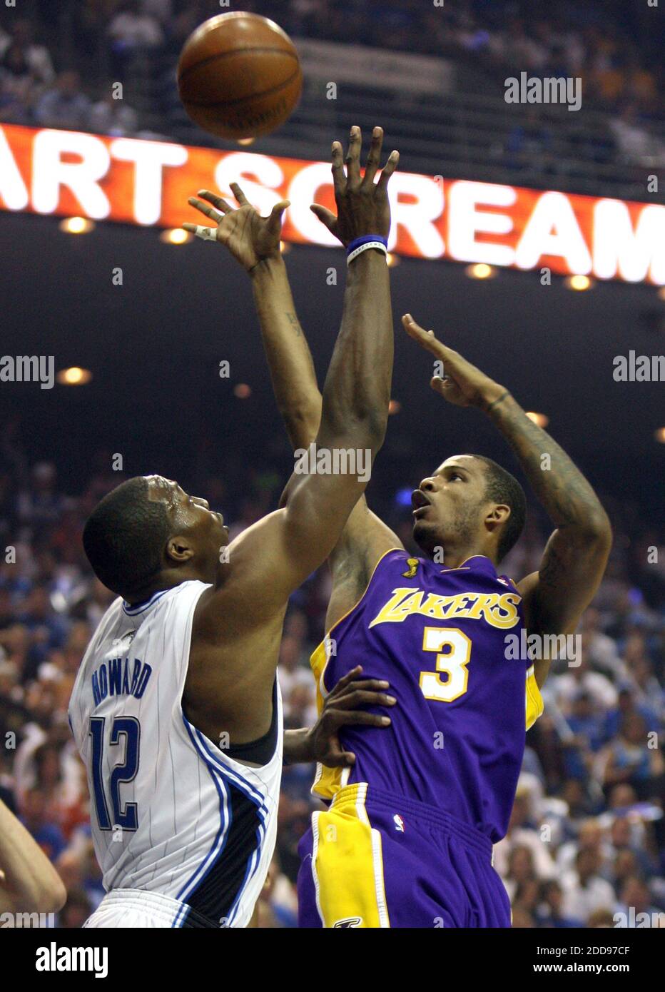 PAS DE FILM, PAS DE VIDÉO, PAS de TV, PAS DE DOCUMENTAIRE - Los Angeles Lakers en avant Trevor Ariza (3) tourne au-dessus du Orlando Magic Center Dwight Howard dans le premier trimestre du jeu 5 des finales de la NBA à l'Amway Arena à Orlando, FL, USA le 14 juin 2009. Los Angeles Lakers a gagné 99-86. Photo de Stephen M. Dowell/Orlando Sentinel/MCT/Cameleon/ABACAPRESS.COM Banque D'Images