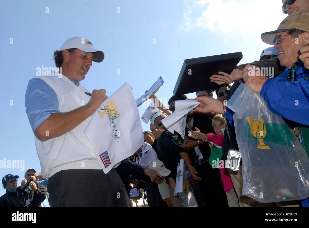 PAS DE FILM, PAS DE VIDÉO, PAS de TV, PAS DE DOCUMENTAIRE - Phil Mickelson, membre de l'équipe américaine, signe des autographes à la suite de son entraînement pour la coupe des présidents au parcours de golf Harding Park à San Francisco, CA, USA le 7 octobre 2009. Photo de Dan Honda/Contra Costa Times/MCT/Cameleon/ABACAPRESS.COM Banque D'Images