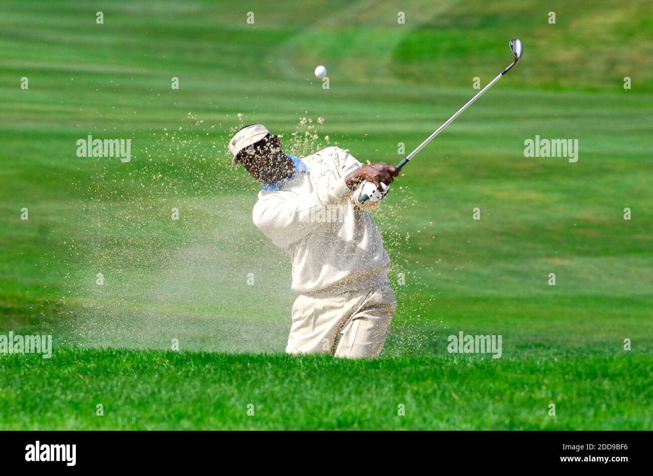 PAS DE FILM, PAS DE VIDÉO, PAS de TV, PAS DE DOCUMENTAIRE - Vijay Singh sort d'un bunker sur le 16ème trou pendant la deuxième journée de quatre-ball de compétition à la coupe des présidents 2009 au Harding Park Golf course à San Francisco, CA, USA le 9 octobre 2009. Photo de Dan Honda/Contra Costa Times/MCT/Cameleon/ABACAPRESS.COM Banque D'Images