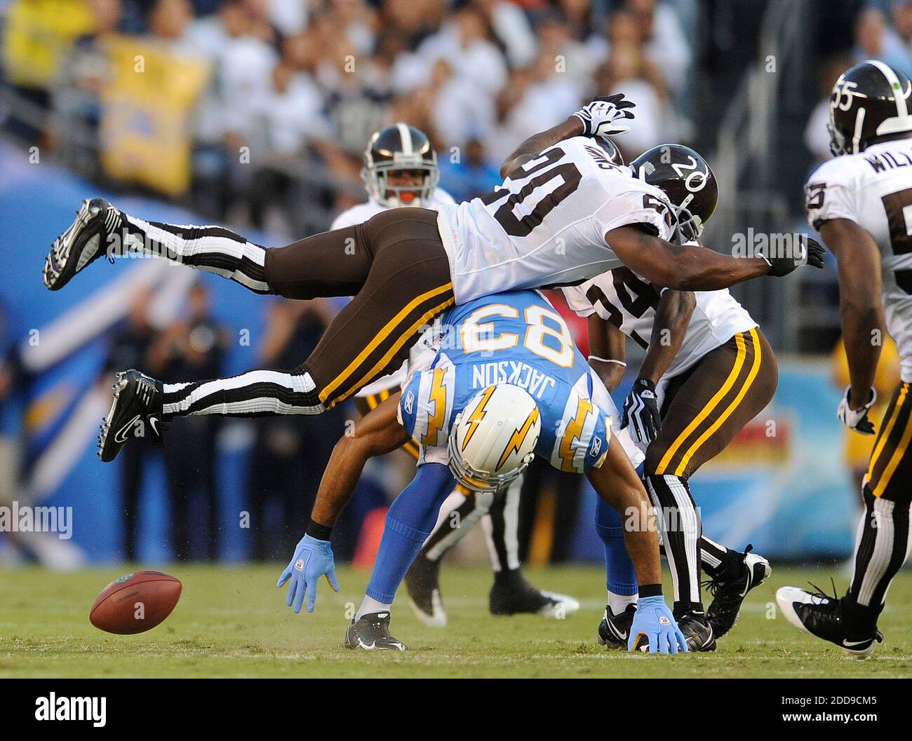 PAS DE FILM, PAS DE VIDÉO, PAS de TV, PAS DE DOCUMENTAIRE - la sécurité de Denver Broncos Brian Dawkins brise une passe destinée aux Chargers de San Diego Vincent Jackson pendant le premier trimestre au stade Qualcomm à San Diego, CA, Etats-Unis le 19 octobre 2009. Photo de Bryan Oller/Colorado Springs Gazette/MCT/ABACAPRESS.COM Banque D'Images