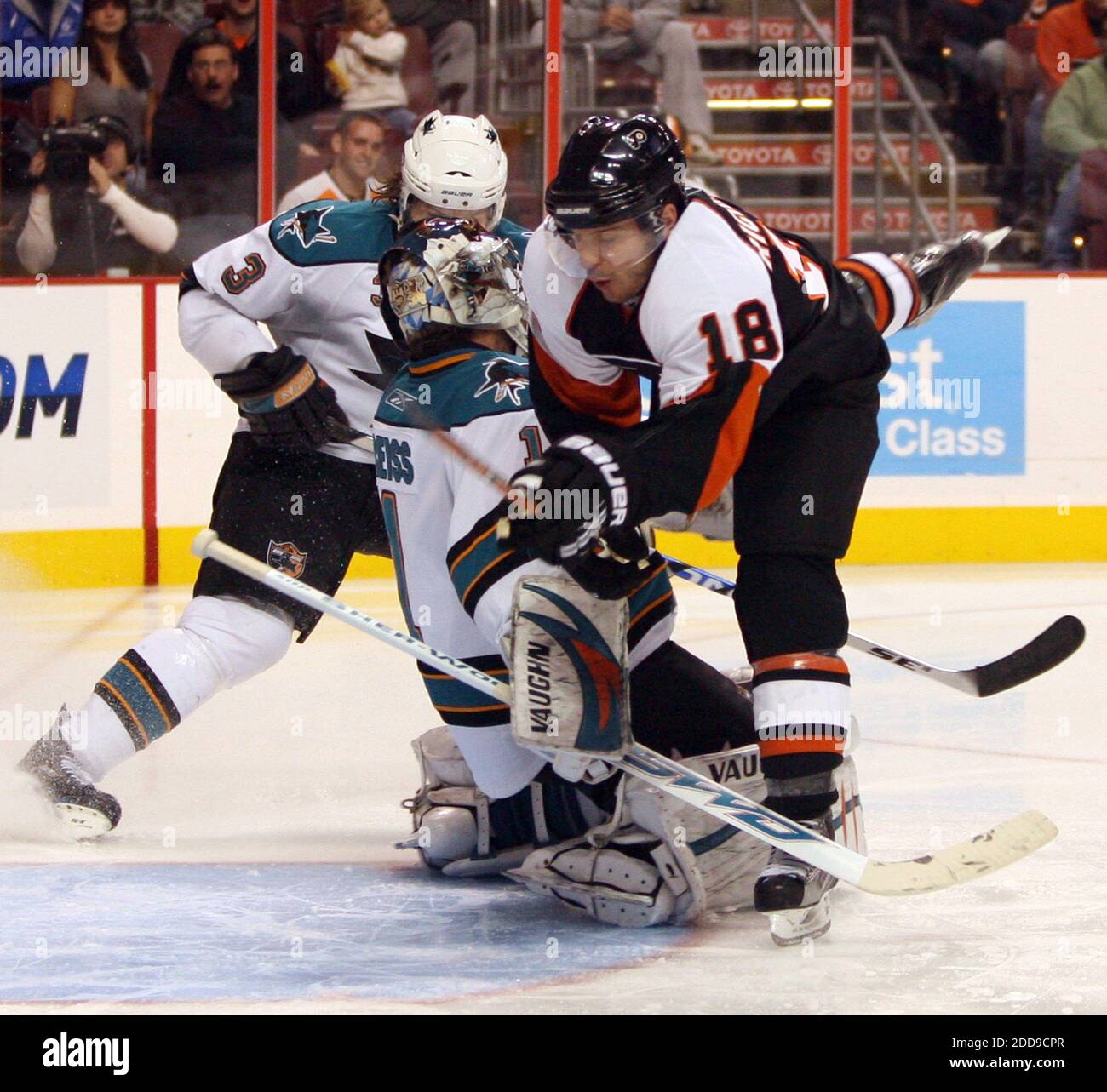 PAS DE FILM, PAS DE VIDÉO, PAS de TV, PAS DE DOCUMENTAIRE - les Flyers de Philadelphie Mike Richards (19) charge avec le gardien de but San Jose Sharks Thomas Greiss pendant la deuxième période d'action au Wachovia Center à Philadelphie, PA, USA le 25 octobre 2009. Photo de Yong Kim/Philadelphia Daily News/MCT/Cameleon/ABACAPRESS.COM Banque D'Images