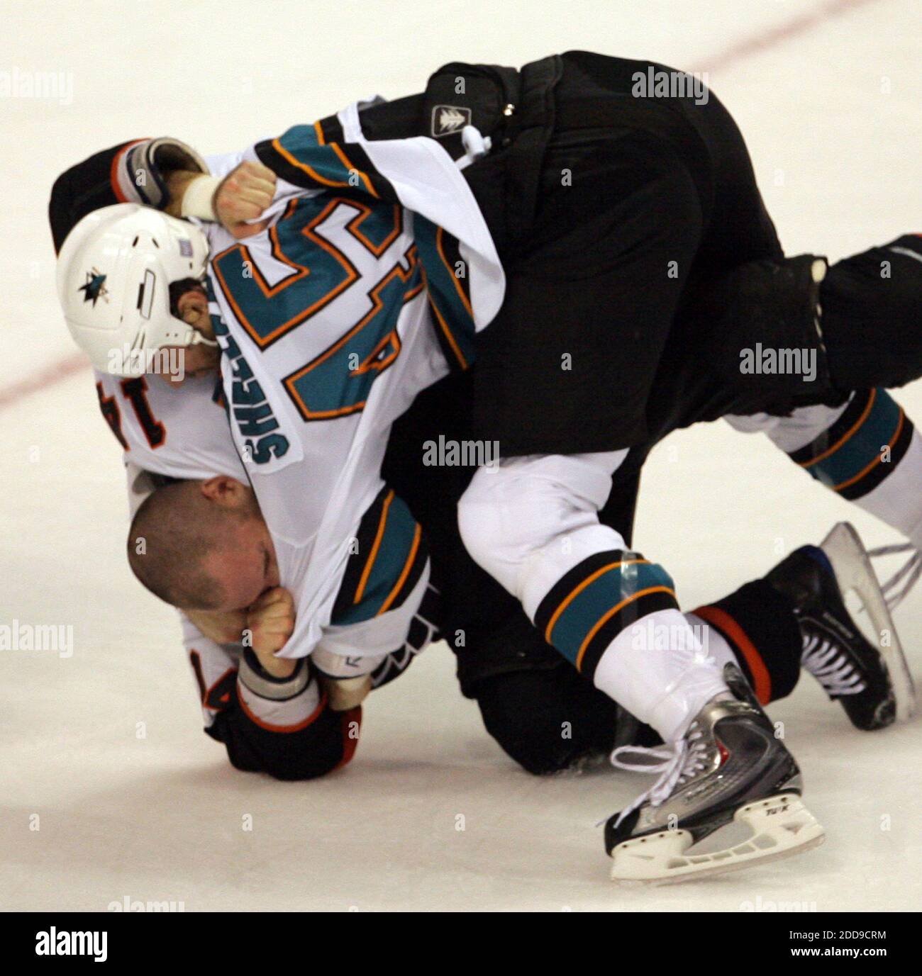 PAS DE FILM, PAS DE VIDÉO, PAS de TV, PAS DE DOCUMENTAIRE - Ian Laperriere des Flyers de Philadelphie est pris au pied lors d'un combat avec le Jody Shelley des Sharks de San Jose dans la première période au Wachovia Center à Philadelphie, PA, USA le 25 octobre 2009. Photo de Yong Kim/Philadelphia Daily News/MCT/Cameleon/ABACAPRESS.COM Banque D'Images