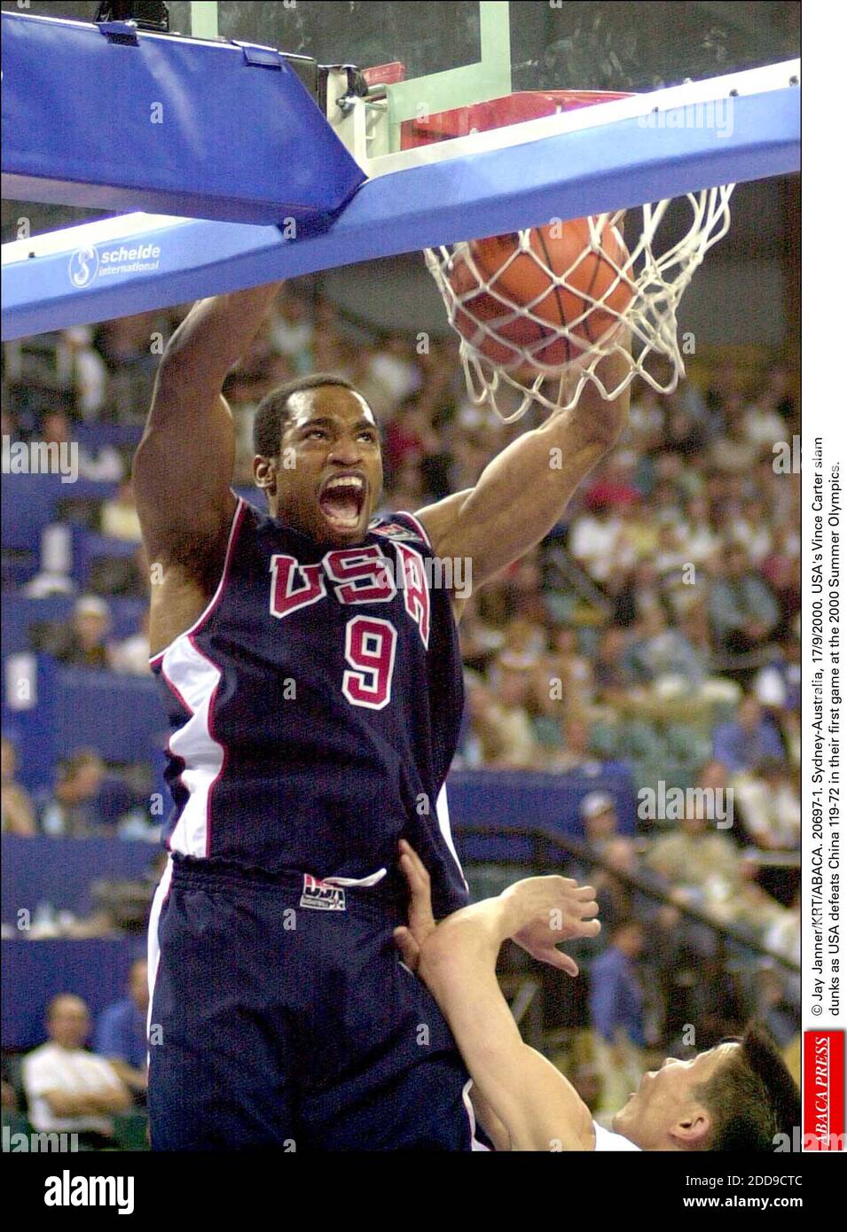 PAS DE FILM, PAS DE VIDÉO, PAS DE TV, PAS DE DOCUMENTAIRE - © JAY JANNER/KRT/ABACA. 20697-1. Sydney-Australie, 17/9/2000. Le slam Vince carter aux États-Unis est indu alors que les États-Unis battent China 119-72 dans leur premier match aux Jeux olympiques d'été de 2000. Banque D'Images