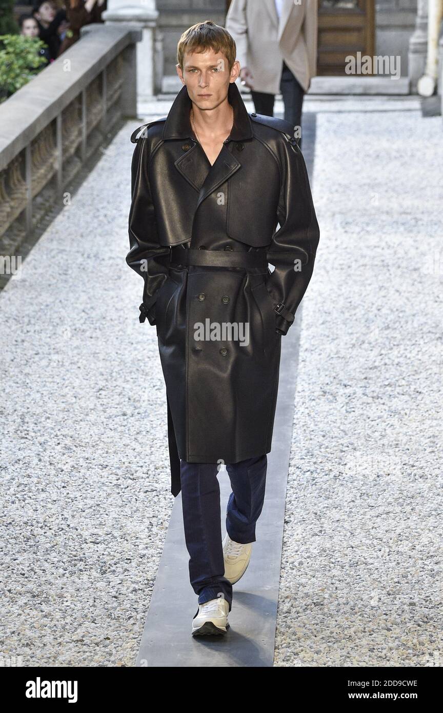 Un modèle marche sur la piste lors du salon Dunhill London de vêtements  pour hommes Printemps/été 2019 dans le cadre de la semaine de la mode de  Paris le 24 juin 2018