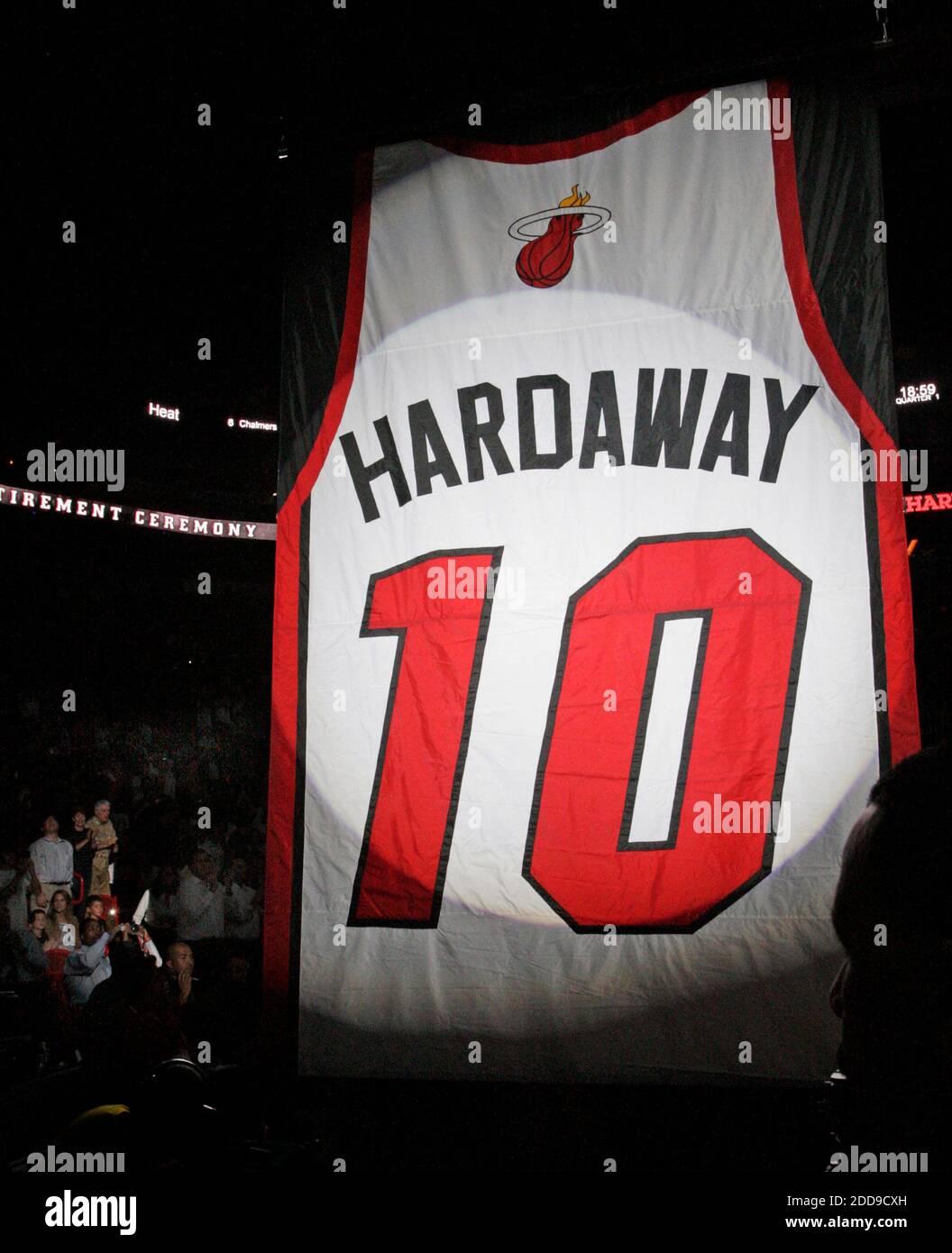 Le maillot de l ancien joueur de Miami Heat Tim Hardaway a ete retire lors d une presentation avant le match a l American Airlines Arena de Miami en Floride. La chaleur a fait face