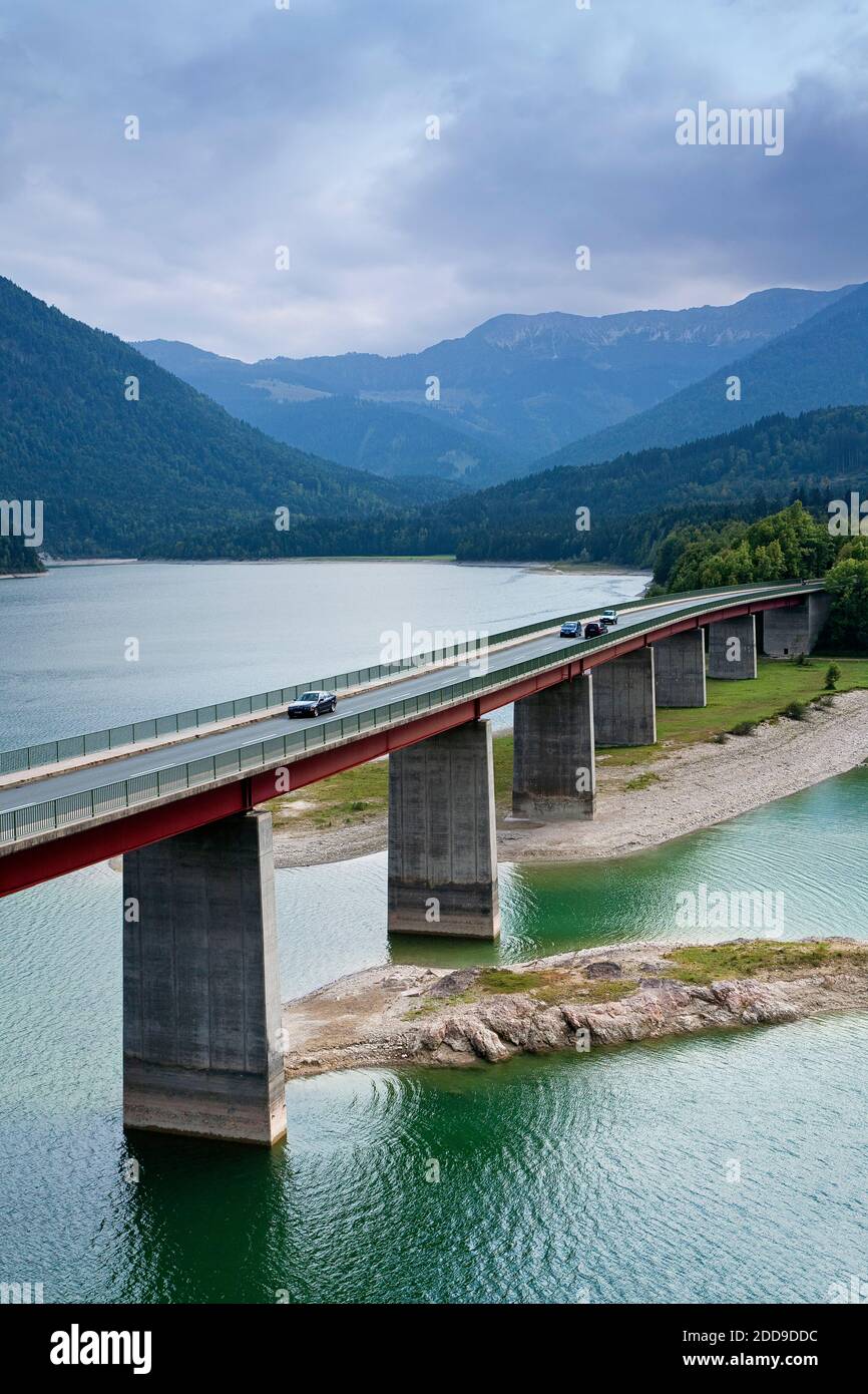 Pont sur le lac de Sylvenstein, Bavière, Allemagne Banque D'Images