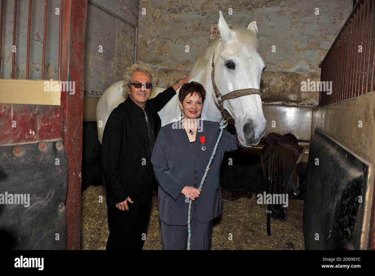 https://c8.alamy.com/compfr/2dd9eyc/photo-du-groupe-starmania-exclusive-fabienne-thibeault-et-luc-plamondon-dans-les-ecuries-de-paris-la-chanteuse-fabienne-thibeault-a-recu-la-legion-d-honneur-en-2010-en-reconnaissance-de-son-engagement-en-faveur-du-monde-paysan-et-des-terroirs-francais-photo-de-stenger-aps-medias-abacapress-com-2dd9eyc.jpg
