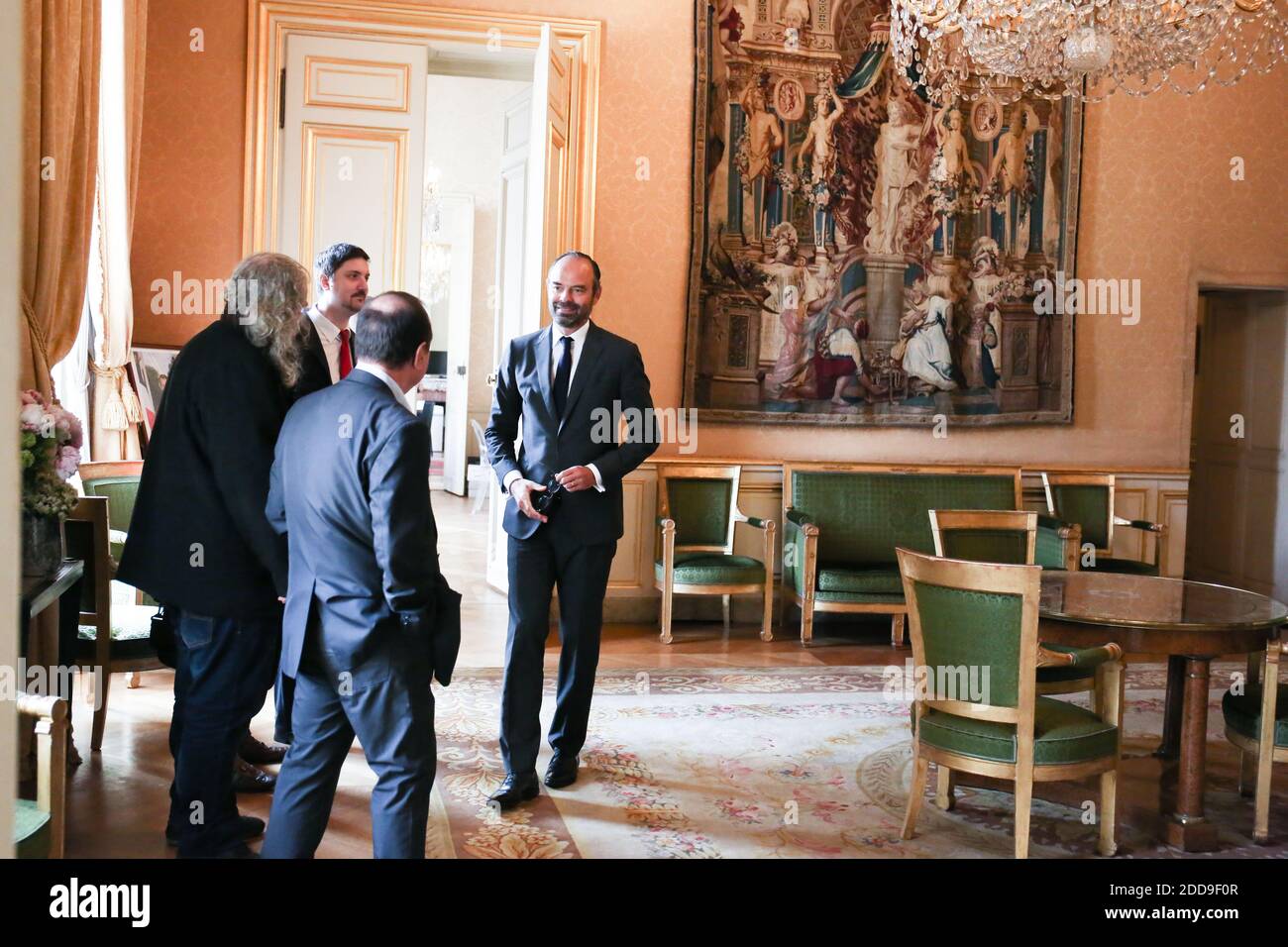 Laurent Brun, secrétaire général des cheminots de la CGT, Sébastien Gasc, secrétaire général du syndicat de la CGT, Philippe Martinez, Premier ministre Edouard Philippe lors d'une rencontre avec le Premier ministre français dans le cadre des négociations sur la révision prévue de la SNCF le 25 mai 2018 à l'hôtel Matignon à Paris, en France. Photo de Hamilton/Pool/ABACAPRESS.COM Banque D'Images