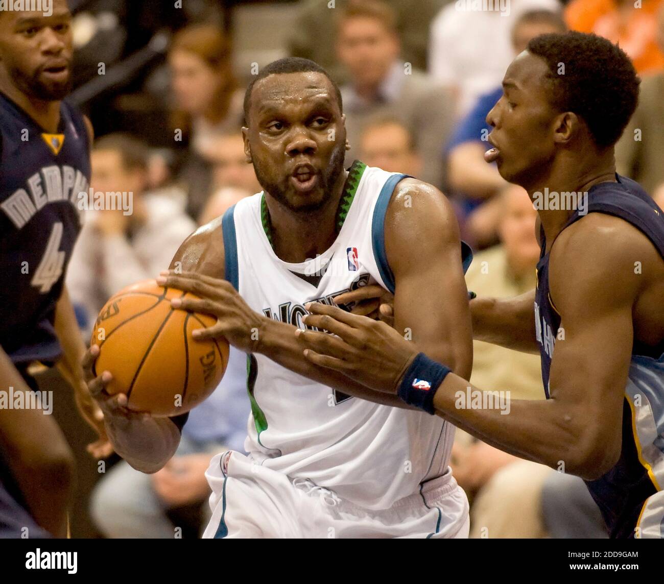 PAS DE FILM, PAS DE VIDÉO, PAS de TV, PAS DE DOCUMENTAIRE - le Minnesota Timberwolves's Al Jefferson cherche un coup dans le panier comme le Memphis Grizzlies Hasheem Thabeet défend sur la pièce à Minneapolis, MN, USA le 2 décembre 2009. Photo de David Brewster/Minneapolis Star Tribune/MCT/Cameleon/ABACAPRESS.COM Banque D'Images