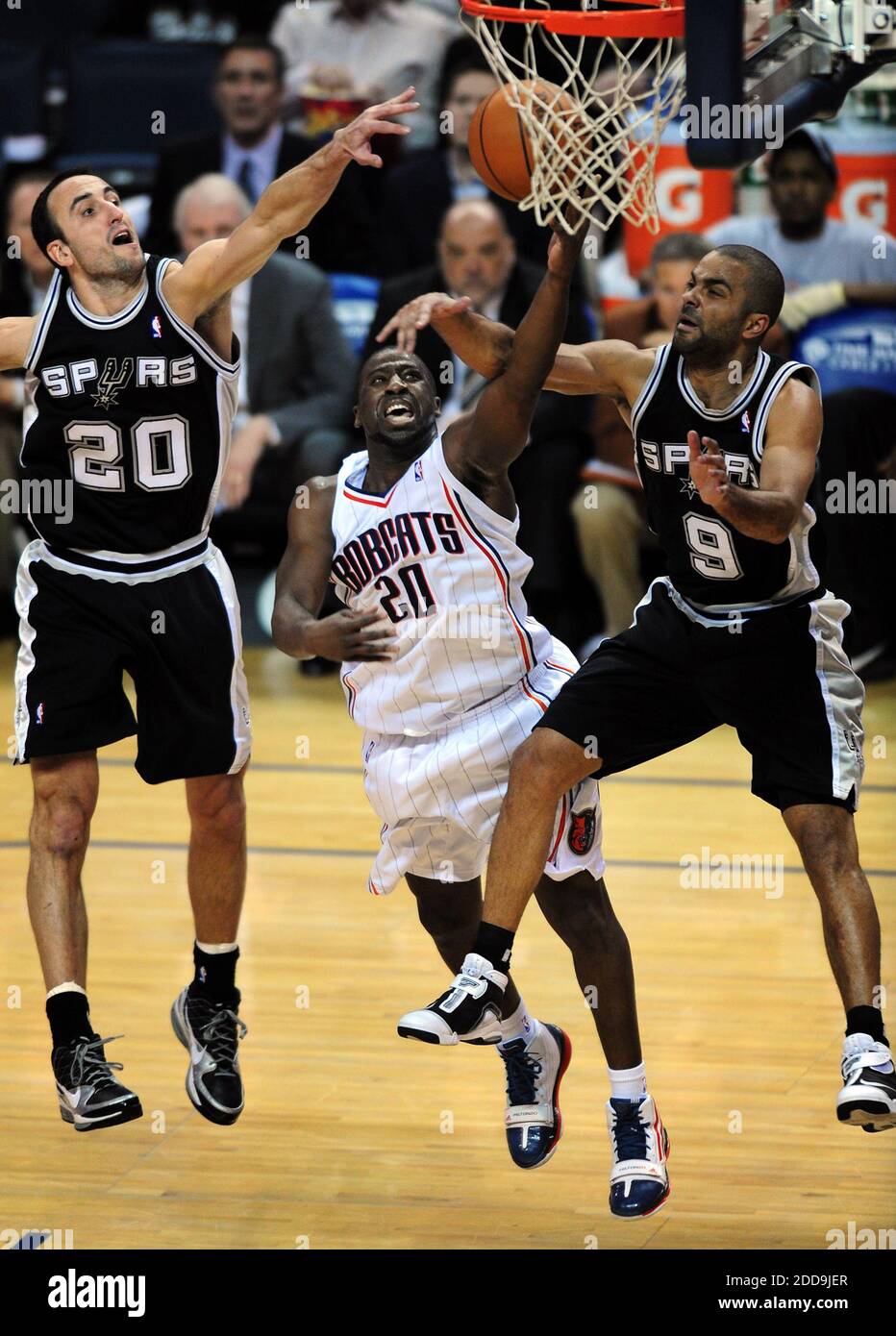 PAS DE FILM, PAS DE VIDÉO, PAS de TV, PAS DE DOCUMENTAIRE - Raymond Felton de Charlotte Bobcats (20) bat son chemin vers le panier pour deux points contre Manu Ginobili de San Antonio Spurs (20) et Tony Parker (9) pendant la seconde moitié de l'action à Time Warner Cable Arena à Charlotte, NC, Etats-Unis le 15 janvier 2010. Les bobcats ont battu les Spurs, 92-76. Photo de Jeff Siner/Charlotte observer/MCT/Cameleon/ABACAPRESS.COM Banque D'Images