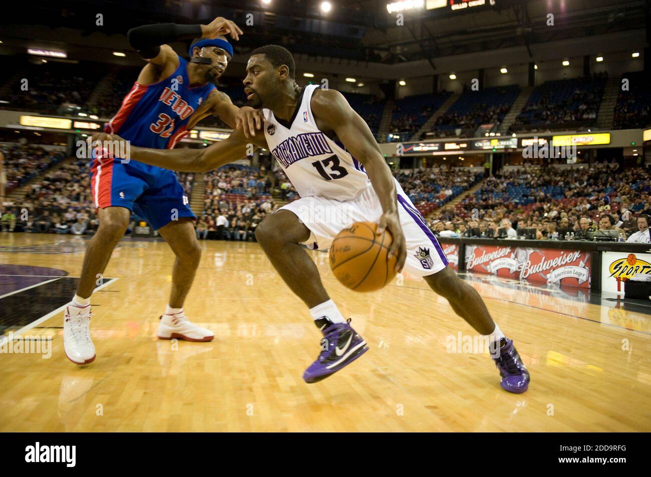 PAS DE FILM, PAS DE VIDÉO, PAS de TV, PAS DE DOCUMENTAIRE - Sacramento Kings Tireke Evans (13) déchaîne contre Detroit pistons Richard Hamilton dans la première moitié de l'action de la NBA à Arco Arena à Sacramento, Californie, le mardi 23 février. Photo de Carl Costas/Sacramento Bee/MCT/Cameleon/ABACAPRESS.COM Banque D'Images