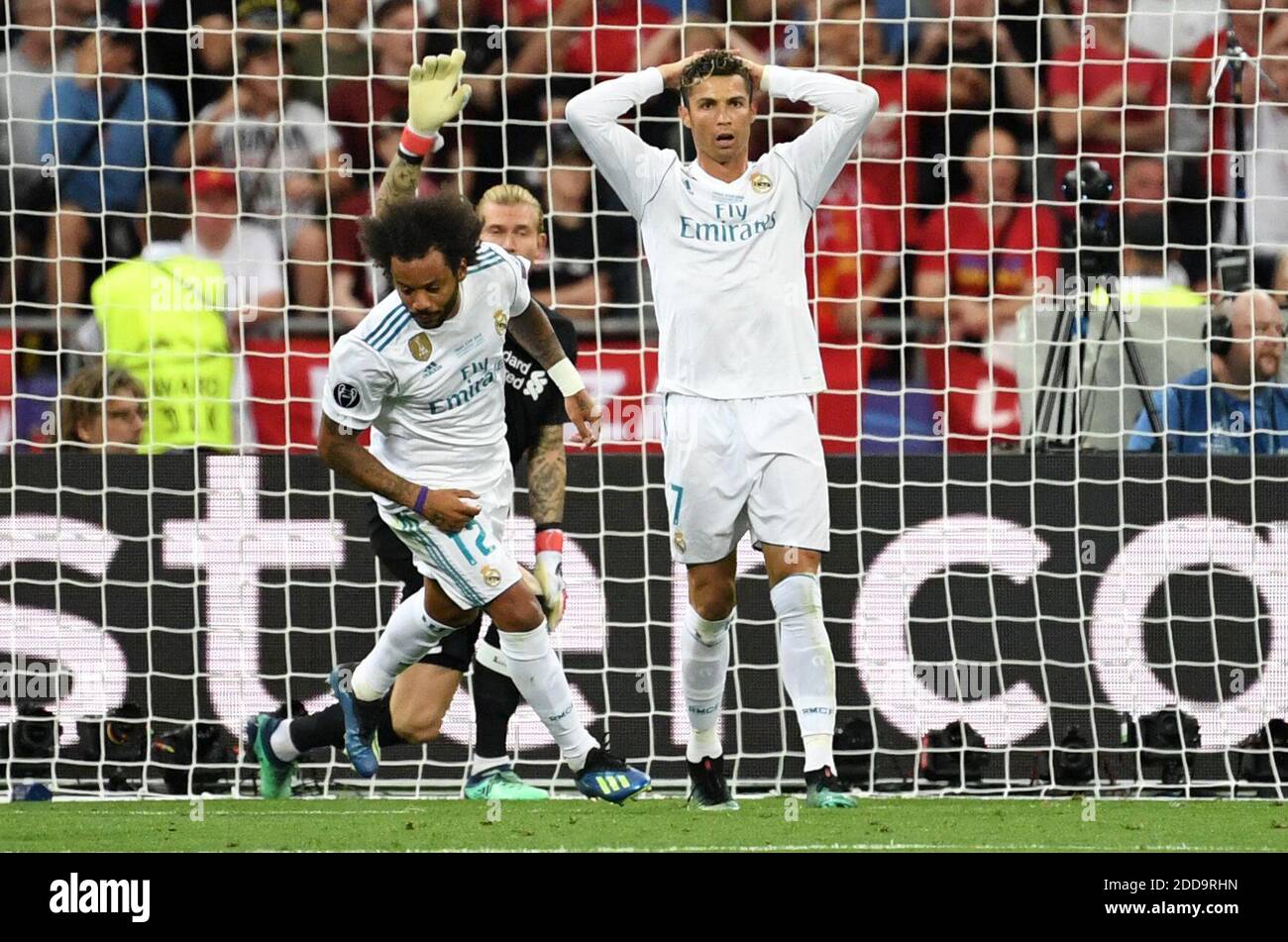 26 mai 2018, Ukraine, Kiev: Ligue des Champions, Real Madrid vs FC Liverpool, finales au complexe sportif national d'Olimpiyskiy. Cristiano Ronaldo (C) de Madrid met ses mains sur la tête. Photo d'Ina Fassbender/DPA/ABACAPRESS.COM Banque D'Images