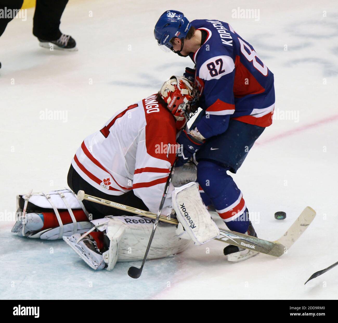 PAS DE FILM, PAS DE VIDÉO, PAS de télévision, PAS DE DOCUMENTAIRE - le gardien de but canadien Roberto Luongo (à gauche) est projeté par la Slovaquie Tomas Kopecky pendant les demi-finales de hockey masculin à la place de hockey Canada à Vancouver, en Colombie-Britannique, pendant les Jeux olympiques d'hiver de 2010, le vendredi 26 février 2010. Le Canada a survécu, 3-2, pour atteindre la médaille d'or du dimanche. Photo de John Mahoney/Canwest News Service/MCT/ABACAPRESS.COM Banque D'Images