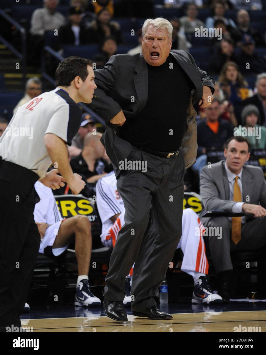 PAS DE FILM, PAS DE VIDÉO, PAS de TV, PAS DE DOCUMENTAIRE - Don Nelson, entraîneur des Golden State Warriors, s'est présenté au responsable de la NBA Brian forte au sujet d'un non-appel contre les Detroit pistons dans le deuxième trimestre de l'action de la NBA à l'Oracle Arena d'Oakland, Californie, le samedi 27 février 2010. Photo de Jose Carlos Fajardo/Contra Costa Times/MCT/Cameleon/ABACAPRESS.COM Banque D'Images