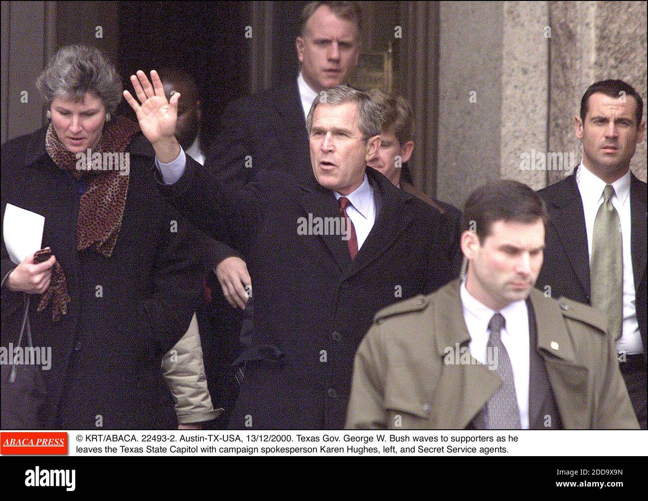 PAS DE FILM, PAS DE VIDÉO, PAS DE TV, PAS DE DOCUMENTAIRE - © KRT/ABACA. 22493-2. Austin-TX-USA, 13/12/2000. Gov. Du Texas George W. Bush se fait la demande de ses partisans alors qu'il quitte le capitole de l'État du Texas avec la porte-parole de la campagne Karen Hughes, la gauche, et les agents du Service secret. Banque D'Images