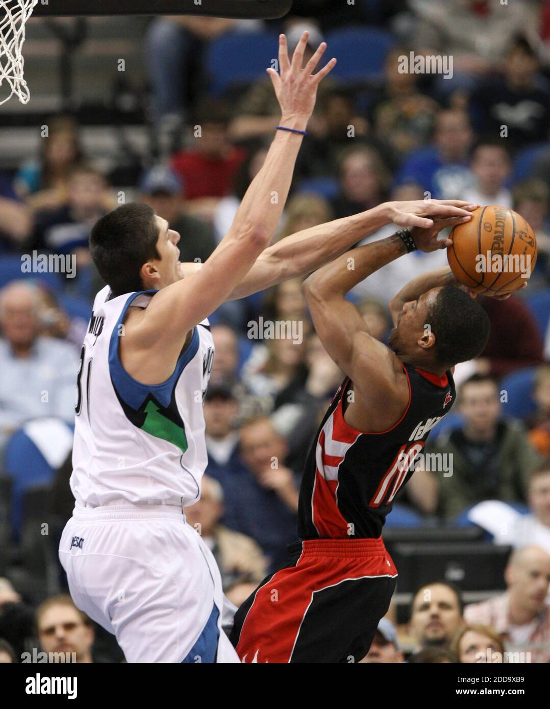 PAS DE FILM, PAS DE VIDÉO, PAS de télévision, PAS DE DOCUMENTAIRE - le 22 mars 2010, le Toronto Raptors' DEMAR DeRozan a tourné contre Darko Milicic de Minnesota Timberwolves au cours du premier trimestre de l'action au Centre Target de Minneapolis, au Minnesota, aux États-Unis. Photo de Jeff Wheeler/Minneapolis Star Tribune/MCT/Cameleon/ABACAPRESS.COM Banque D'Images