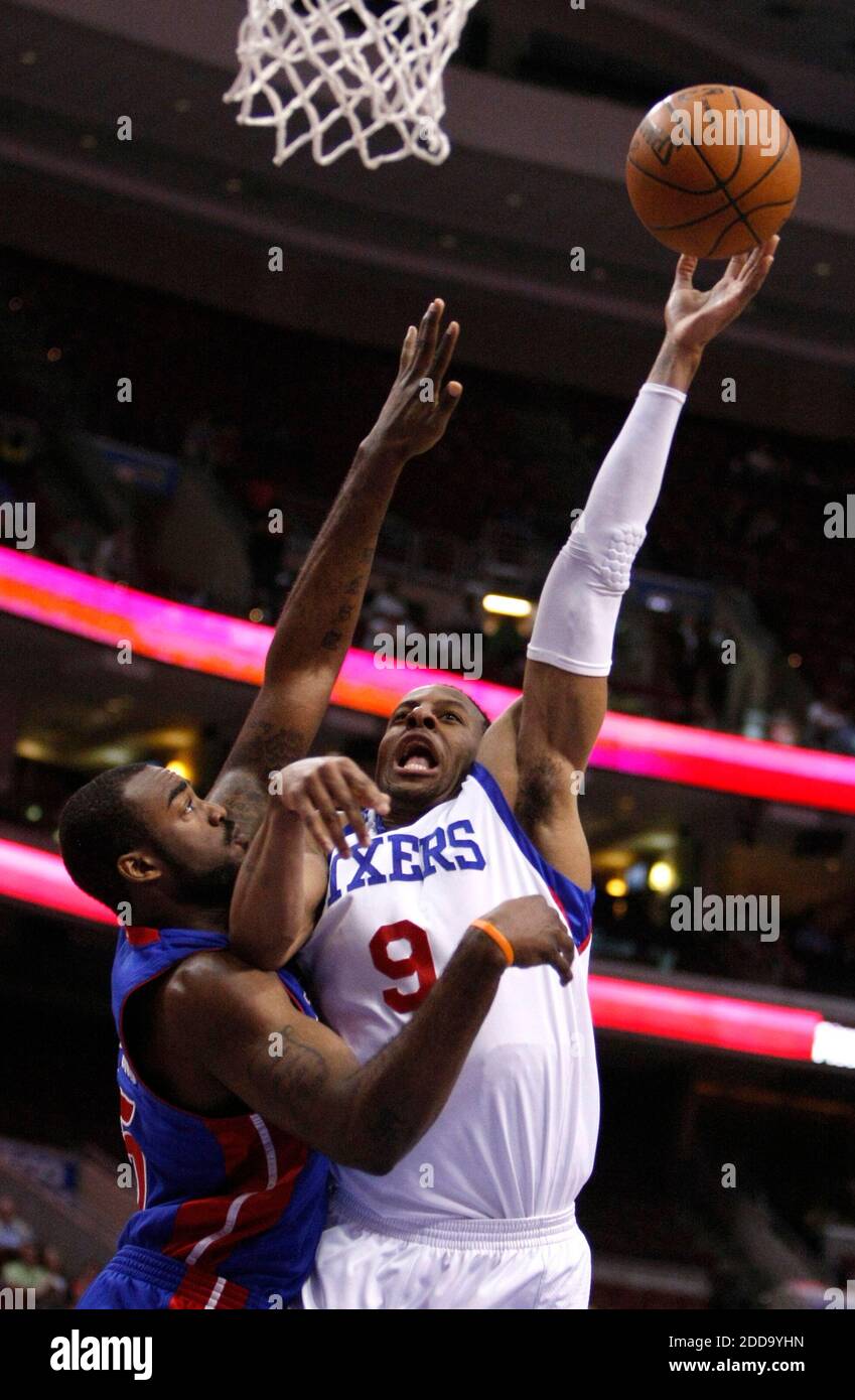 PAS DE FILM, PAS DE VIDÉO, PAS de TV, PAS DE DOCUMENTAIRE - le Philadelphia 76ers Andre Iguodala (9) est encrassé par DaJuan Summers des Detroit pistons dans le deuxième trimestre de l'action NBA au Wachovia Center à Philadelphie, PA, USA le 6 avril 2010. Photo de Ron Cortes/Philadelphia Inquirer/MCT/Cameleon/ABACAPRESS.COM Banque D'Images