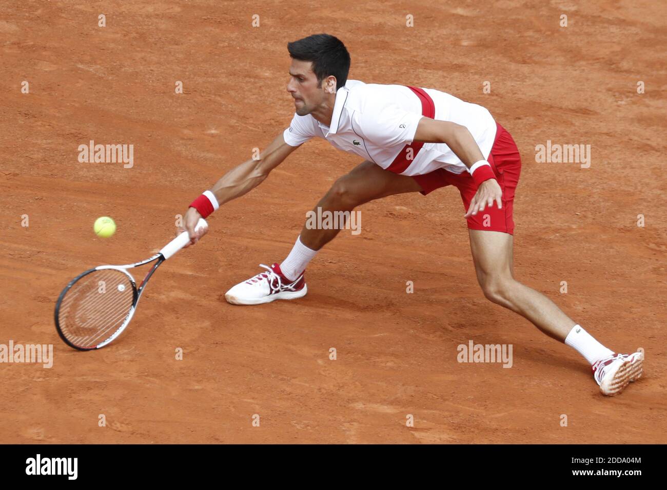 Novak Djokovic de Serbie jouant au premier tour de l'Open de tennis  français 2018, au stade Roland-Garros, Paris, France, le 28 mai 2018. Photo  de Henri Szwarc/ABACAPRESS.COM Photo Stock - Alamy
