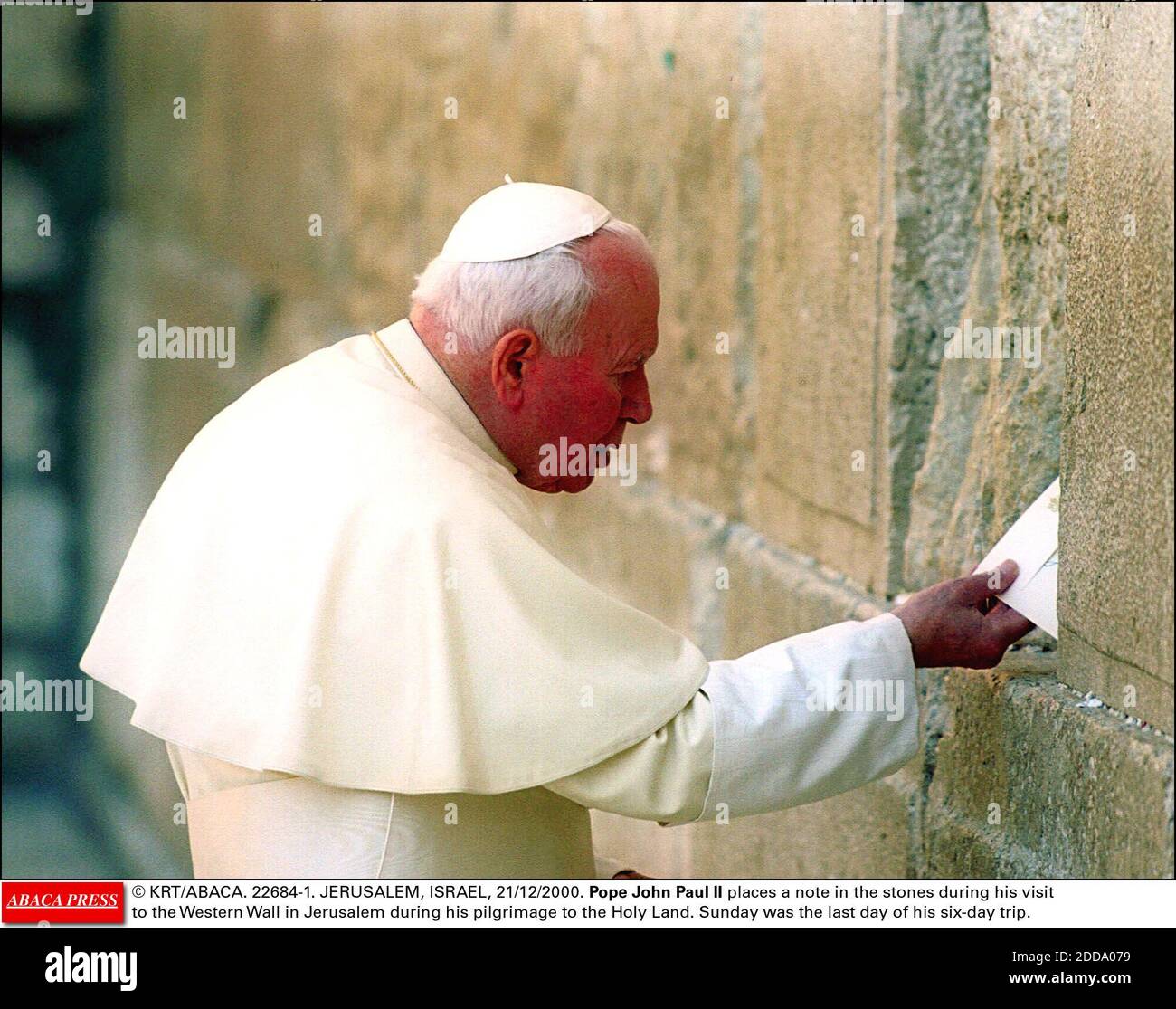 PAS DE FILM, PAS DE VIDÉO, PAS DE TV, PAS DE DOCUMENTAIRE - © KRT/ABACA. 22684-1. JÉRUSALEM, ISRAËL, 21/12/2000. Le Pape Jean-Paul II place une note dans les pierres lors de sa visite au mur occidental de Jérusalem lors de son pèlerinage en Terre Sainte. Dimanche était le dernier jour de son voyage de six jours. Banque D'Images