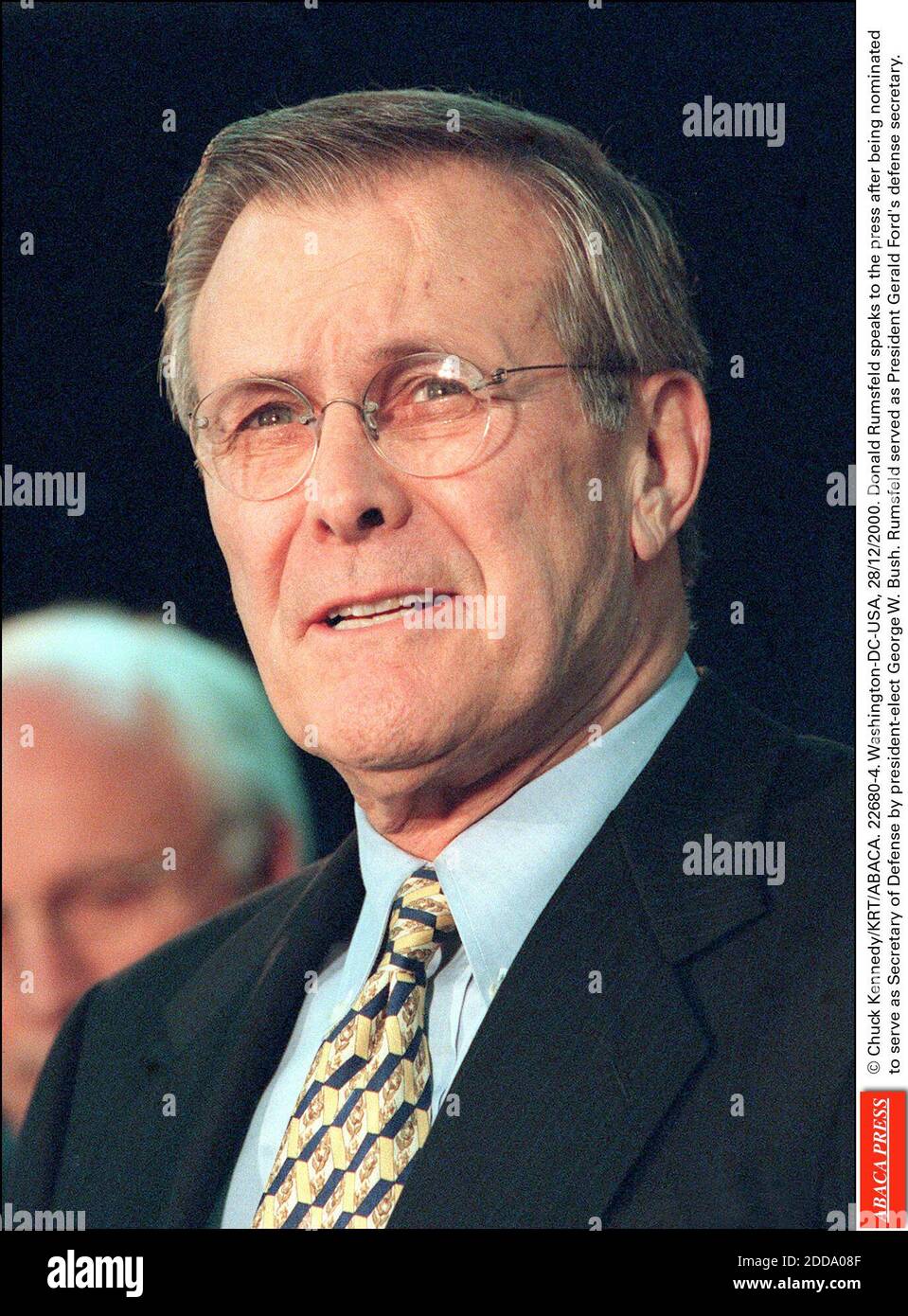 PAS DE FILM, PAS DE VIDÉO, PAS DE TV, PAS DE DOCUMENTAIRE - © CHUCK KENNEDY/KRT/ABACA. 22680-4. Washington-DC-USA, 28/12/2000. Donald Rumsfeld s’adresse à la presse après avoir été nommé secrétaire à la Défense par le président élu George W. Bush. Rumsfeld a été le secrétaire à la défense du président Gerald Ford. Banque D'Images