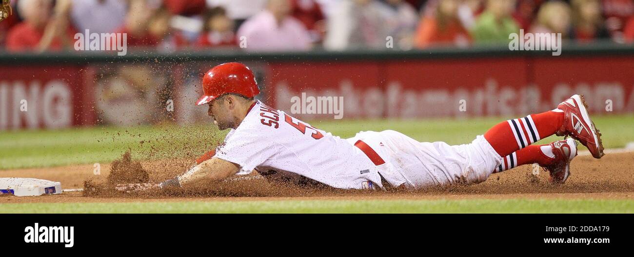 PAS DE FILM, PAS DE VIDÉO, PAS de TV, PAS DE DOCUMENTAIRE - le saut Schumaker de St Louis Cardinals glisse en toute sécurité dans le troisième sur un double par Ryan Ludwick dans le troisième repas contre les Braves d'Atlanta au stade Busch à St. Louis, Mo, USA le 28 avril 2010. Photo de Chris Lee/St. Louis Post-Dispatch/MCT/ABACAPRESS.COM Banque D'Images