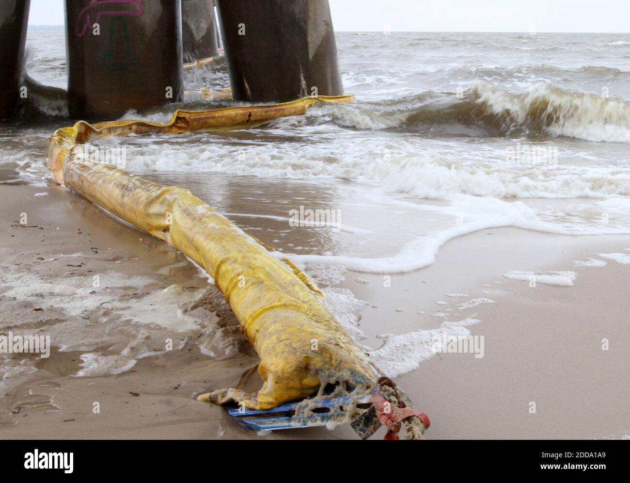PAS DE FILM, PAS DE VIDÉO, PAS de télévision, PAS DE DOCUMENTAIRE - des vagues éclaboussement sur une rampe de confinement du pétrole le long du pont du chemin de fer CSX qui enjambe la baie de Saint Louis, Mississippi, États-Unis le 30 avril 2010. Une forte activité de vagues pourrait pousser le pétrole d'une plate-forme submergée dans le golfe du Mexique au-dessus des booms. Photo de John Fitzhugh/Biloxi Sun Herald/MCT/ABACAPRESS.COM Banque D'Images