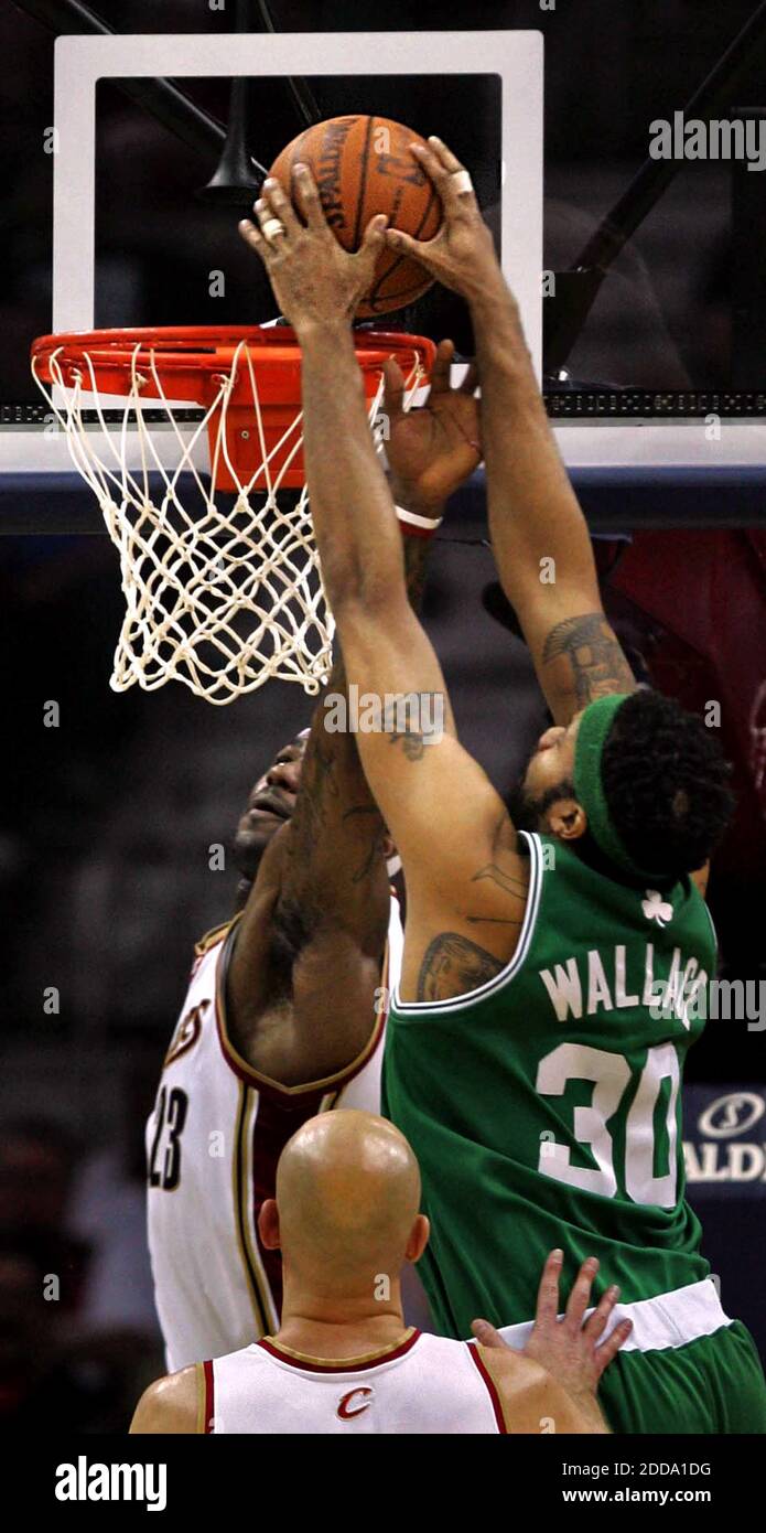 PAS DE FILM, PAS DE VIDÉO, PAS de télévision, PAS DE DOCUMENTAIRE - Rasheed Wallace (30) de Boston Celtics surclasse LeBron James des Cleveland Cavaliers lors de la première partie du match d'ouverture de leur deuxième série de séries éliminatoires de la NBA Eastern Conference au Quicken Loans Arena de Cleveland, OH, USA le 1er mai 2010. Photo de Ed Suba Jr./Akron Beacon Journal/MCT/Cameleon/ABACAPRESS.COM Banque D'Images