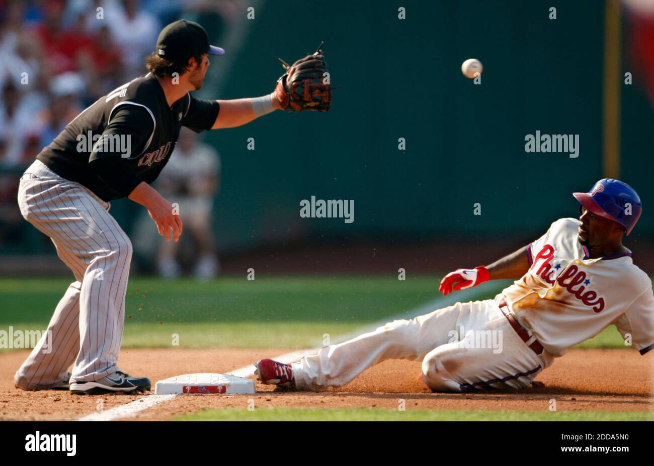 PAS DE FILM, PAS DE VIDÉO, PAS de télévision, PAS DE DOCUMENTAIRE - les Jimmy Rollins des Philadelphia Phillies glissent en toute sécurité dans la troisième base sur un triple, comme Ian Stewart des Colorado Rockies couvre le sac, dans le troisième repas pendant le match de baseball MLB, Philadelphia Phillies vs Colorado Rockies au Citizens Bank Park à Philadelphie, États-Unis, le 24 juillet 2010. Les Phillies ont vaincu les Rocheuses 10-2. Photo de Ron Cortes/MCT/Cameleon/ABACAPRESS.COM Banque D'Images