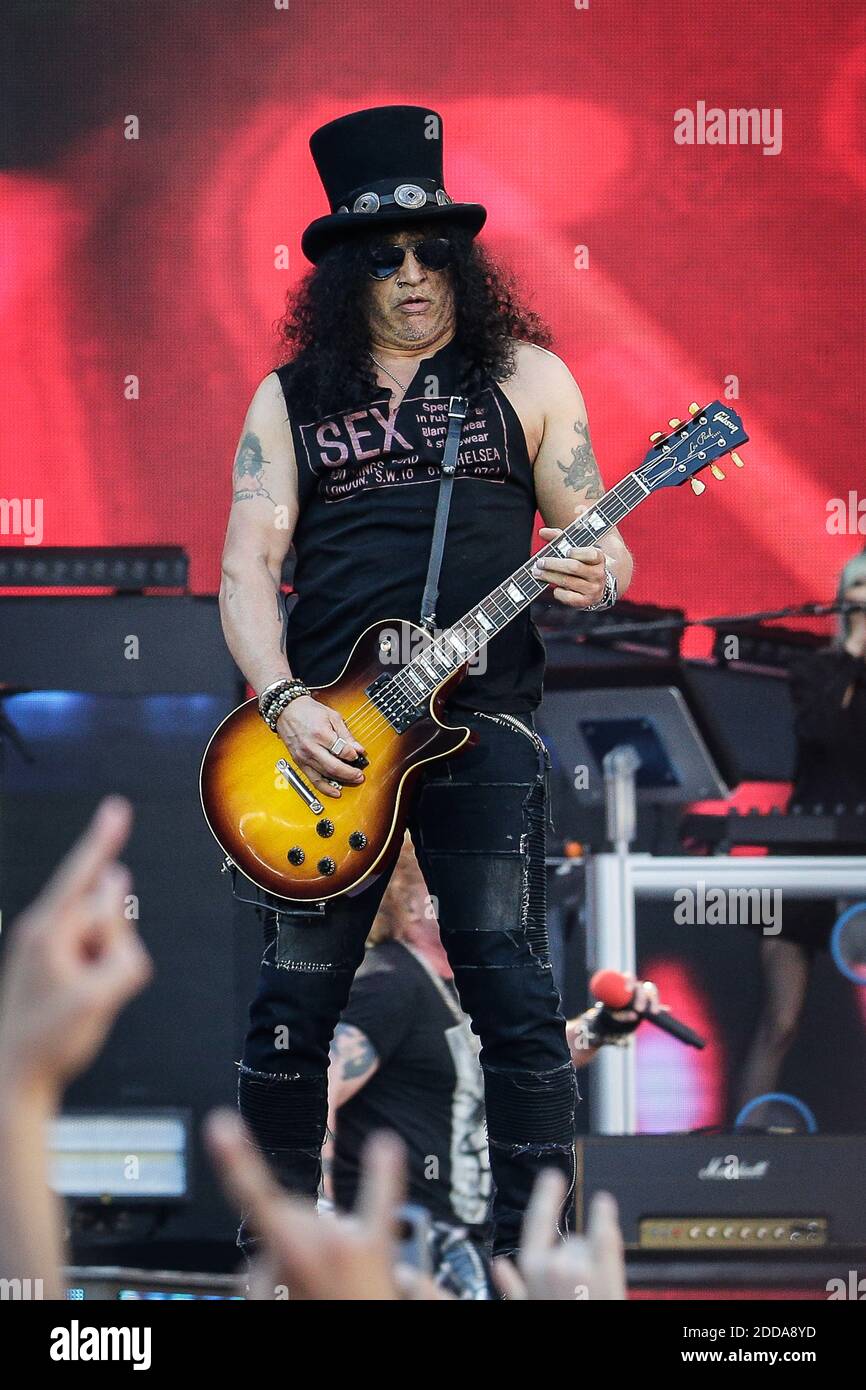Le guitariste Guns N' Roses Slash (Saul Hudson) joue en direct au stade  Matmut dans le cadre de leur tournée mondiale à Bordeaux, France, le 26  juin 2018. Photo de Thibaud Moritz/ABACAPRESS.COM