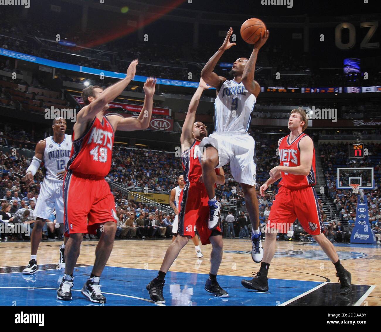 PAS DE FILM, PAS DE VIDÉO, PAS de TV, PAS DE DOCUMENTAIRE - Rashard Lewis d'Orlando Magic (9) tourne sur Jordan Farmar (2) et Kris Humphries de New Jersey nets (43) lors de la victoire de la magie sur les filets du New Jersey en 105-90 au centre Amway d'Orlando, FL, USA le 5 novembre 2010. Photo de Gary W. Green/Orlando Sentinel/MCT/ABACAPRESS.COM Banque D'Images