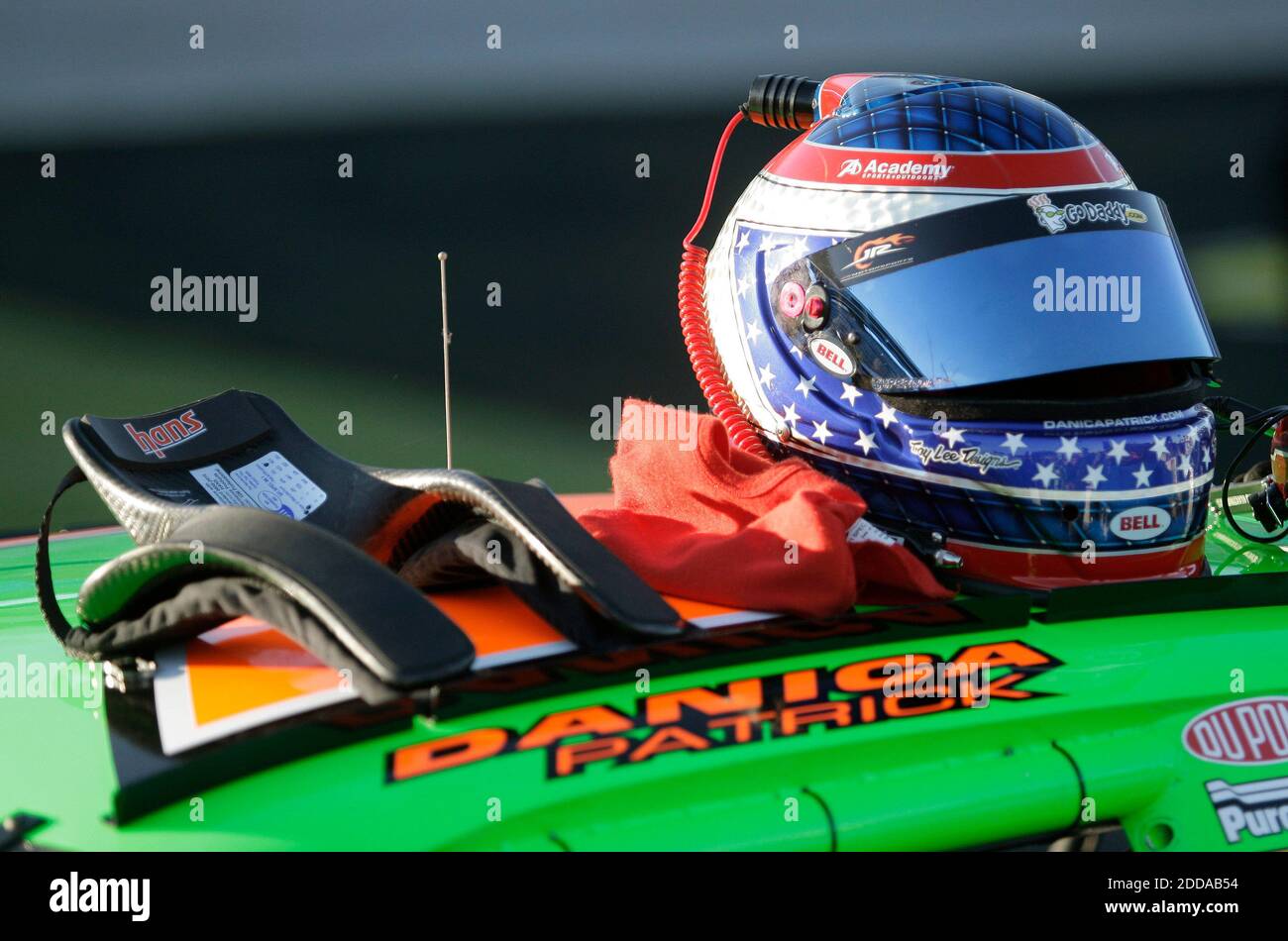 PAS DE FILM, PAS DE VIDÉO, PAS de télévision, PAS DE DOCUMENTAIRE - le casque de la pilote Danica Patrick et l'appareil HANS sont installés sur sa voiture avant de se qualifier pour la série Nationwide au Texas Motor Speedway à fort Worth, TX, États-Unis, le 5 novembre 2010. Photo de Paul Moseley/fort Worth Star-Telegram/MCT/ABACAPRESS.COM Banque D'Images