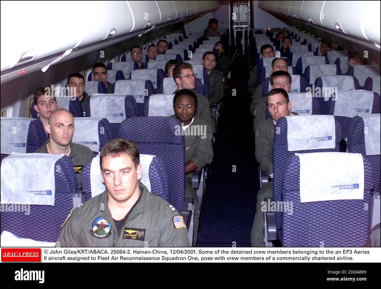 PAS DE FILM, PAS DE VIDÉO, PAS DE TV, PAS DE DOCUMENTAIRE - © JOHN GILES/KRT/ABACA. 25064-2. Hainan-Chine, 12/04/2001. Certains des membres d'équipage détenus appartenant à l'avion an EP3 Eyries II affecté au premier Escadron de reconnaissance aérienne de la flotte posent avec des membres d'équipage d'une compagnie aérienne à charte commerciale. Banque D'Images