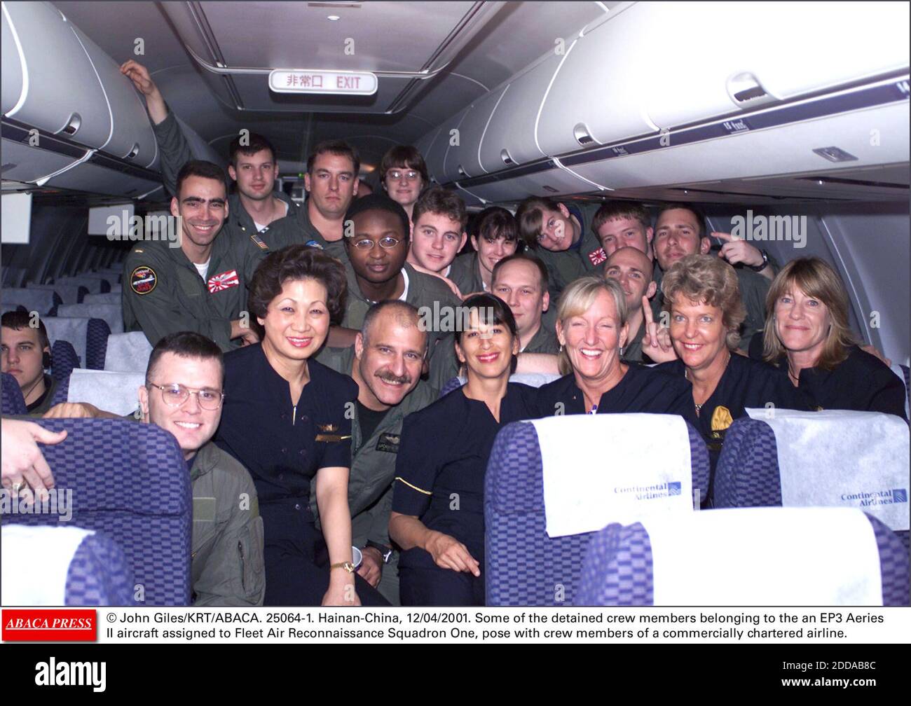 PAS DE FILM, PAS DE VIDÉO, PAS DE TV, PAS DE DOCUMENTAIRE - © JOHN GILES/KRT/ABACA. 25064-1. Hainan-Chine, 12/04/2001. Certains des membres d'équipage détenus appartenant à l'avion an EP3 Eyries II affecté au premier Escadron de reconnaissance aérienne de la flotte posent avec des membres d'équipage d'une compagnie aérienne à charte commerciale. Banque D'Images