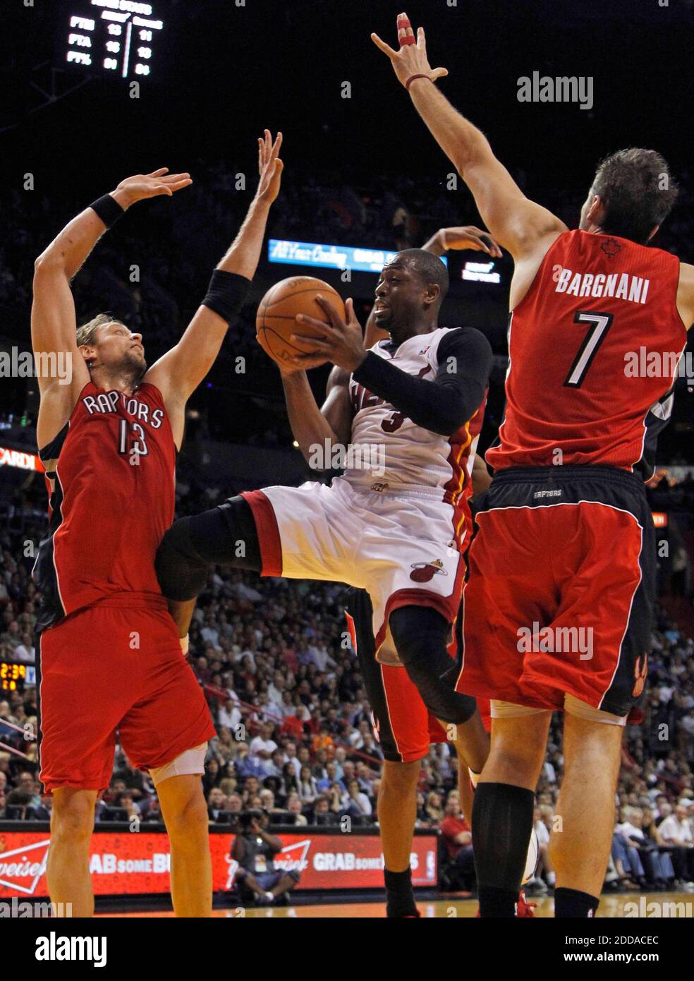 PAS DE FILM, PAS DE VIDÉO, PAS de télévision, PAS DE DOCUMENTAIRE - le Dwyane Wade de Miami Heat partage la défense des Toronto Raptors à l'American Airlines Arena de Miami, Floride, le samedi 13 novembre 2010. Photo d'Al Diaz/Miami Herald/MCT/Cameleon/ABACAPRESS.COM Banque D'Images