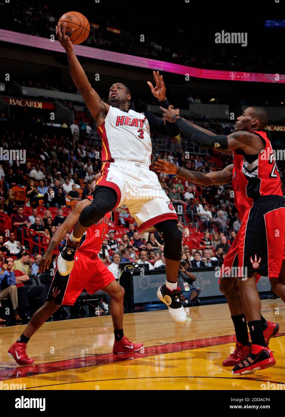 PAS DE FILM, PAS DE VIDÉO, PAS de télévision, PAS DE DOCUMENTAIRE - le Dwyane Wade de Miami Heat a obtenu un score dans la première moitié contre les Toronto Raptors à l'American Airlines Arena de Miami, en Floride, le samedi 13 novembre 2010. Photo d'Al Diaz/Miami Herald/MCT/Cameleon/ABACAPRESS.COM Banque D'Images