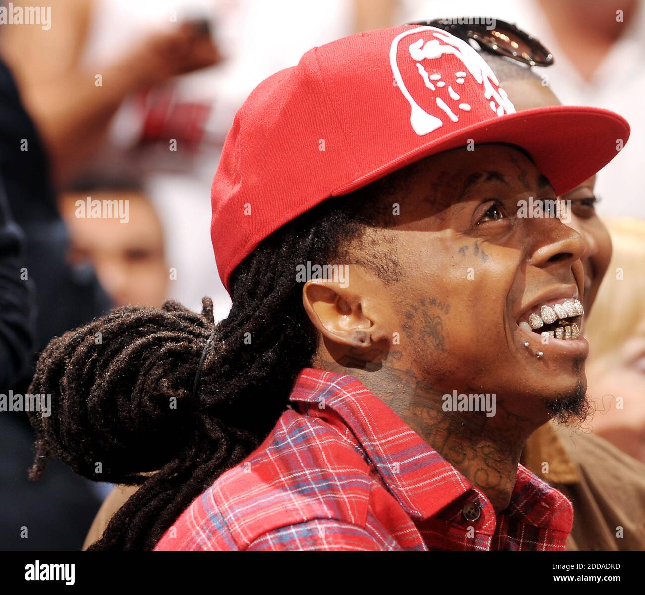 PAS DE FILM, PAS DE VIDÉO, PAS de TV, PAS DE DOCUMENTAIRE - Rapper Lil Wayne aime le jeu de lundi soir depuis son siège en cour pendant le match de basketball de la NBA, Miami Heat vs Indiana Pacers à l'American Airlines Arena de Miami, FL, USA le 22 novembre 2010. Photo de Robert Duyos/Sun Sentinel/MCT/ABACAPRESS.COM Banque D'Images