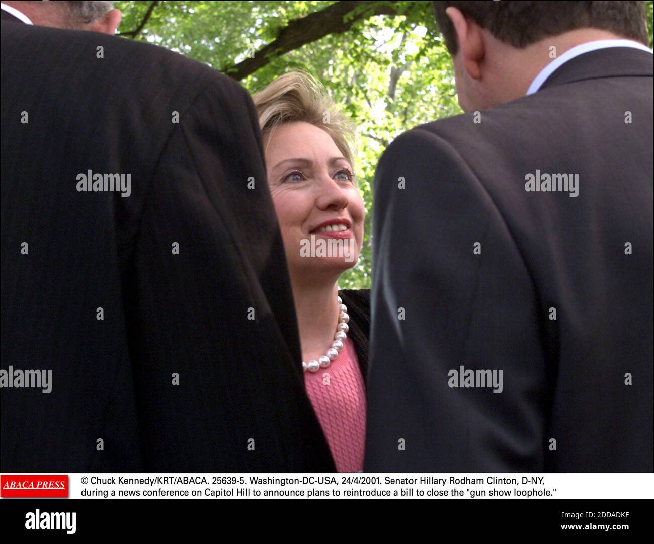 PAS DE FILM, PAS DE VIDÉO, PAS DE TV, PAS DE DOCUMENTAIRE - © CHUCK KENNEDY/KRT/ABACA. 25639-5. Washington-DC-USA, 24/4/2001. La sénatrice Hillary Rodham Clinton, de New York, lors d'une conférence de presse au Capitole pour annoncer son intention de réintroduire un projet de loi visant à combler l'échappatoire des armes à feu. Banque D'Images