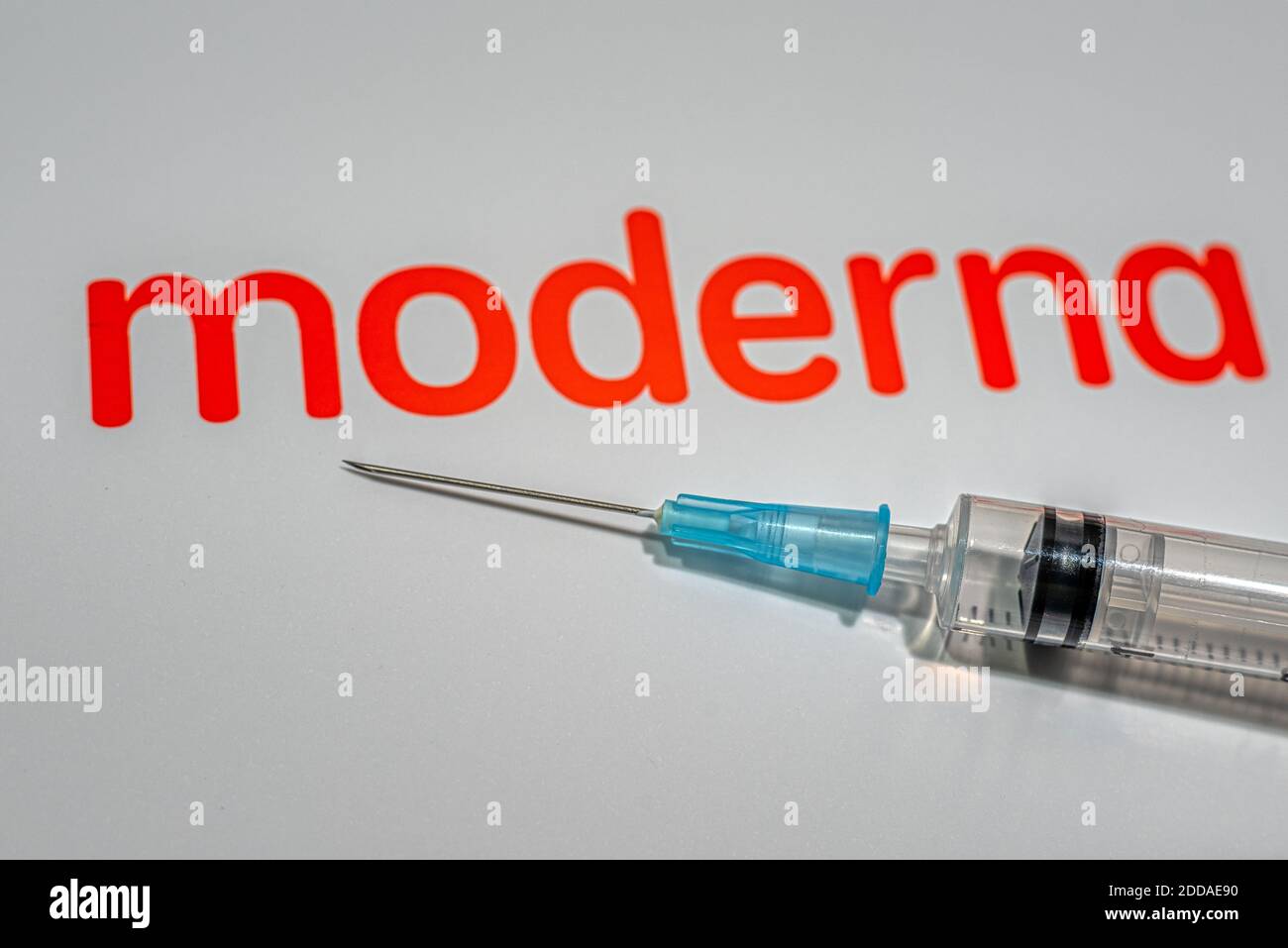 Logo Moderna avec une seringue pour le vaccin Covid-19 sur fond blanc, Danemark, 24 novembre 2020 Banque D'Images