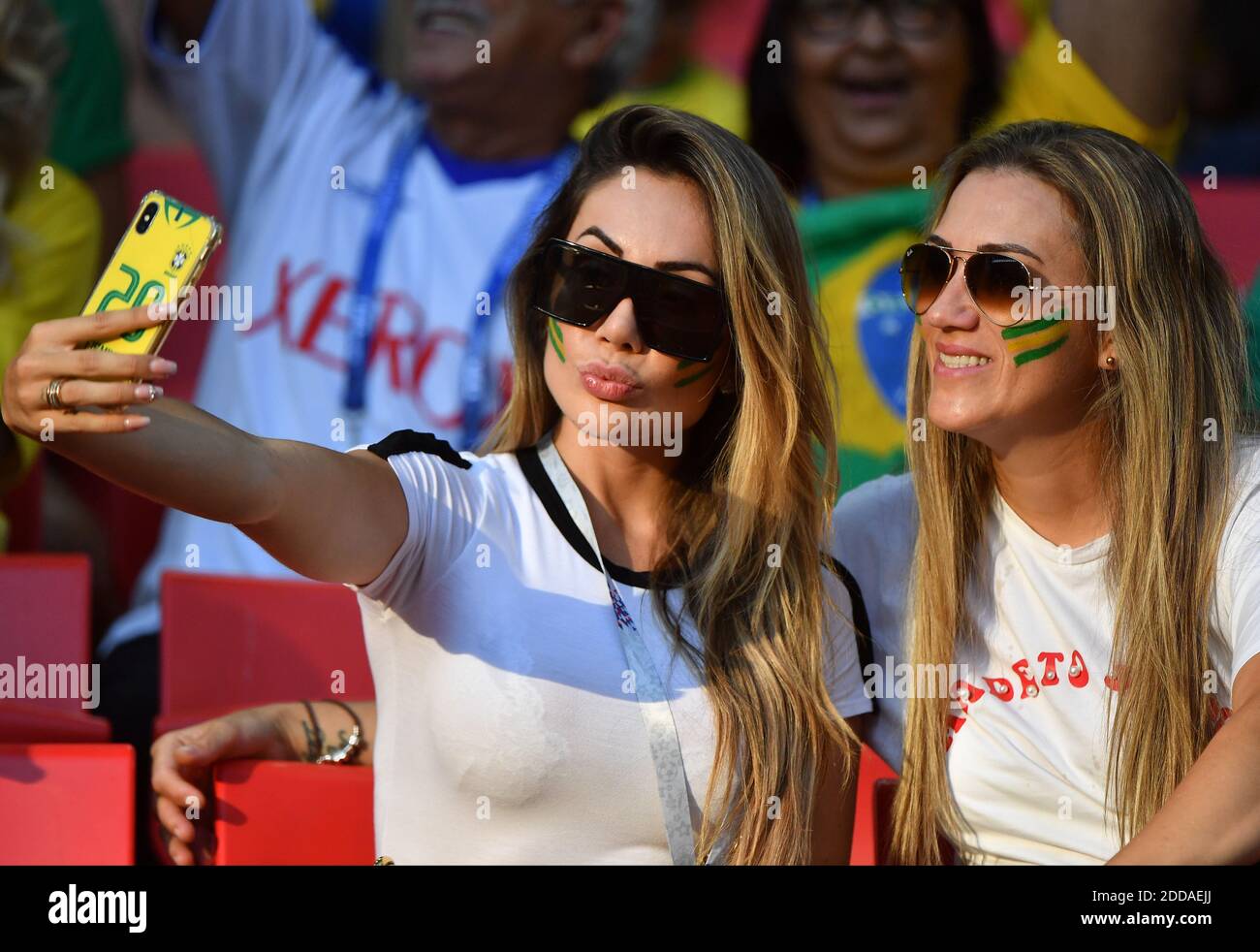 Larissa Pereira, 25 ans, épouse du joueur brésilien Roberto Firmino, 26 ans, lors du match Brésil contre Serbie de la coupe du monde de la FIFA, au stade Spartak, à Moscou, en Russie, le 27 juin 2018. Photo de Christian Liewig/ABACAPRESS.COM Banque D'Images
