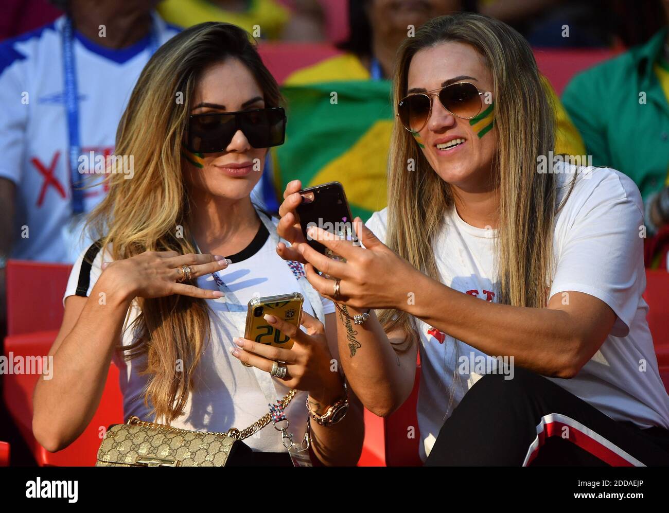 Larissa Pereira, 25 ans, épouse du joueur brésilien Roberto Firmino, 26 ans, lors du match Brésil contre Serbie de la coupe du monde de la FIFA, au stade Spartak, à Moscou, en Russie, le 27 juin 2018. Photo de Christian Liewig/ABACAPRESS.COM Banque D'Images