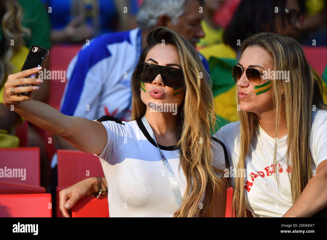 Larissa Pereira, 25 ans, épouse du joueur brésilien Roberto Firmino, 26 ans, lors du match Brésil contre Serbie de la coupe du monde de la FIFA, au stade Spartak, à Moscou, en Russie, le 27 juin 2018. Photo de Christian Liewig/ABACAPRESS.COM Banque D'Images